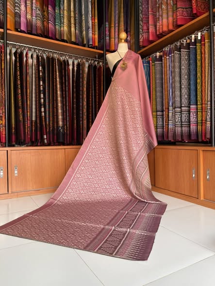 (ผ้าชุด)ผ้าไหมมัดหมี่สุรินทร์ ขนาด 1x4 เมตร (ผ้าลาย 2เมตร+สีพื้น 2เมตร) พื้นสีชมพู รหัส L8A-MD-1120683