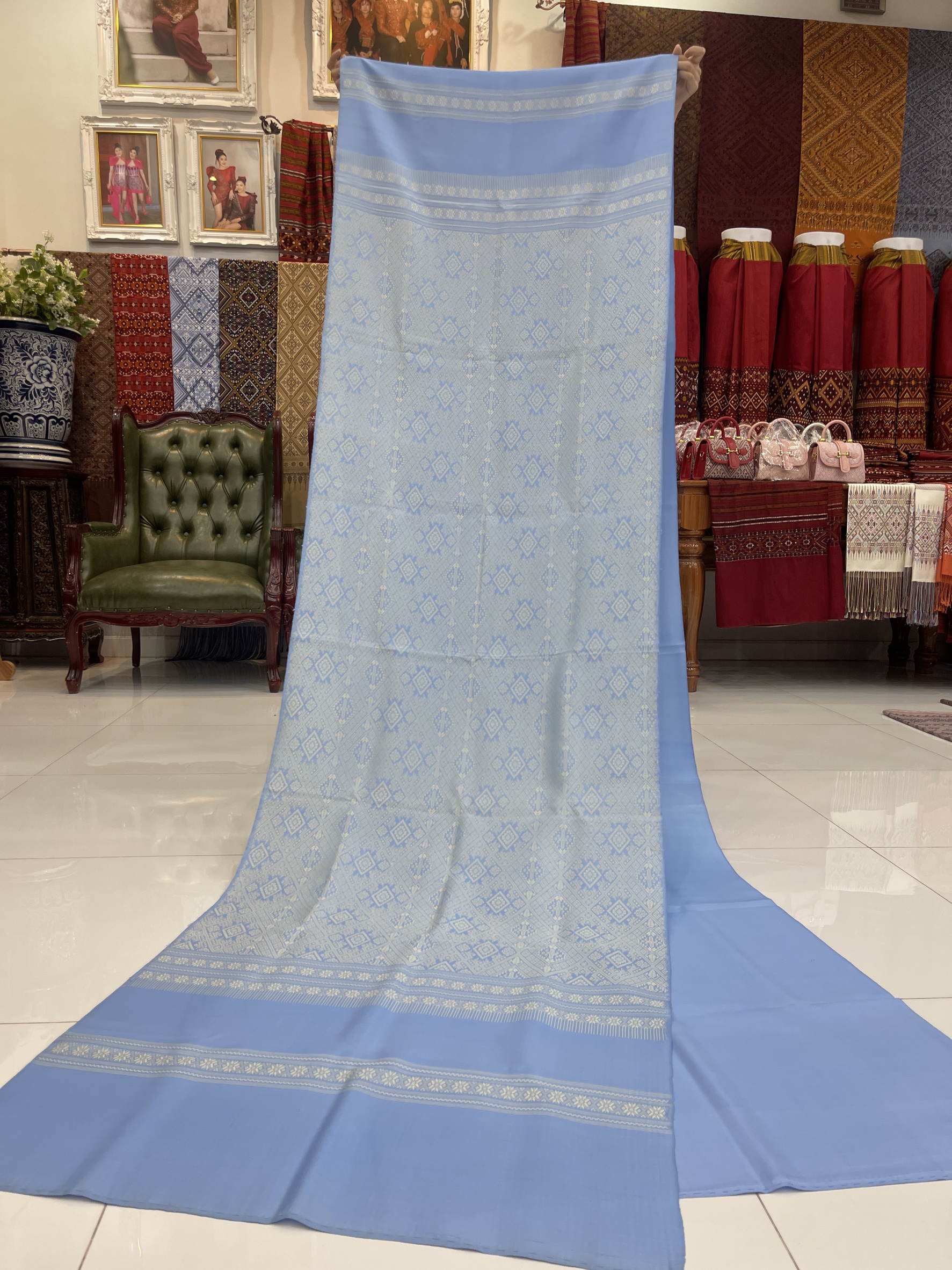 (ผ้าชุด)ไหมแพรวา ตัดชุดลายล่วง ขนาด 73x500ซม (ลาย 2.3เมตร+สีพื้น 2.7เมตร) พื้นสีฟ้า รหัส P10-BM-1017680957