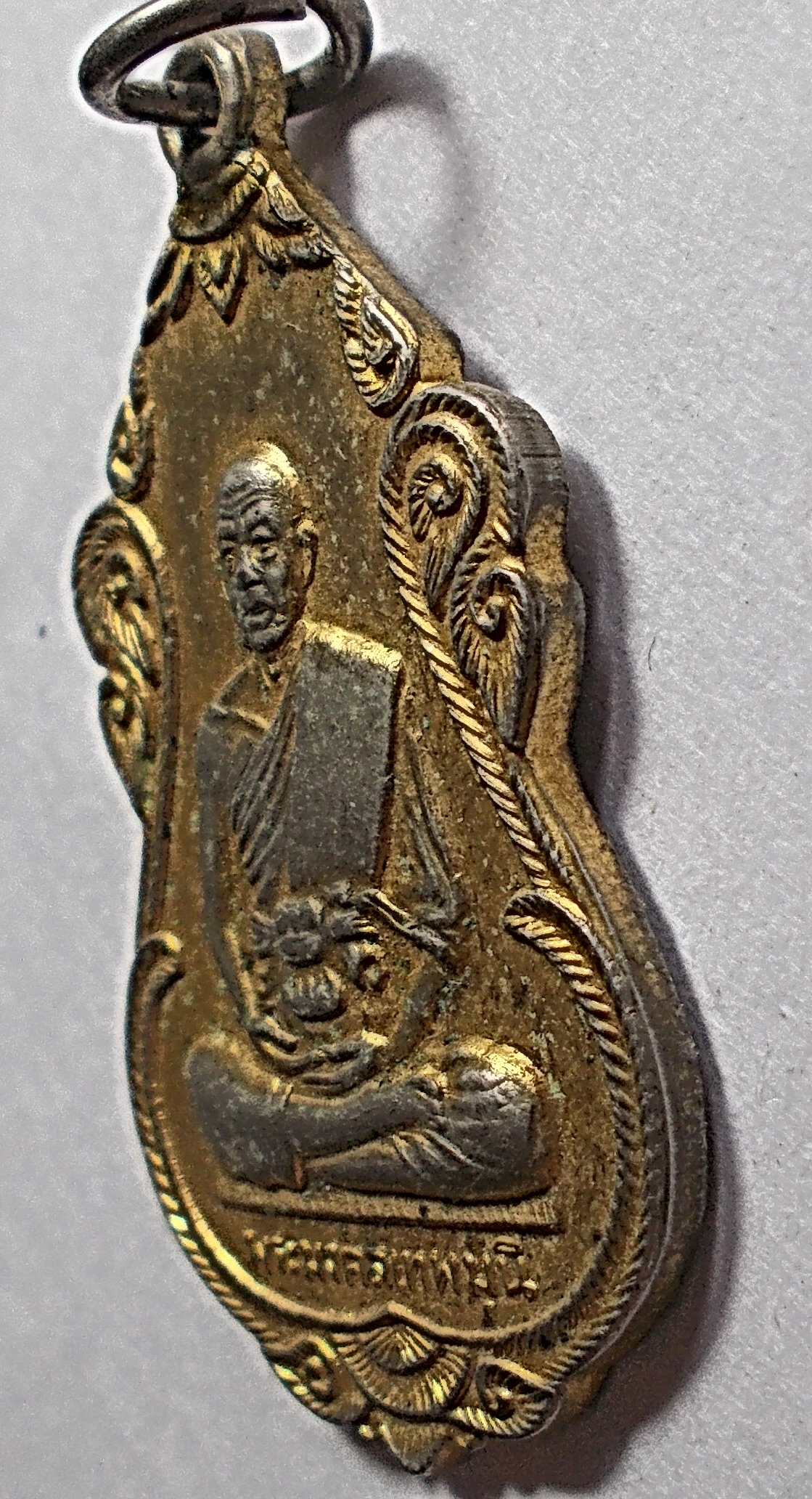 เหรียญเสมาพระมงคลเทพมุนี (หลวงพ่อสด) วัดปากน้ำ เนื้อกะไหล่ทอง ปี 2519