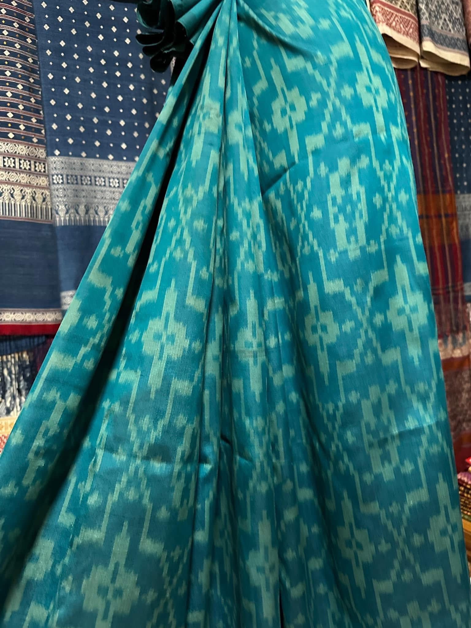 ซิ่น ไหมมัดหมี่ ผ้าปาโตล่า ขนาด 115x250ซม. ท้องผ้าสีฟ้าคราม รหัส N9-SIL-051768A26