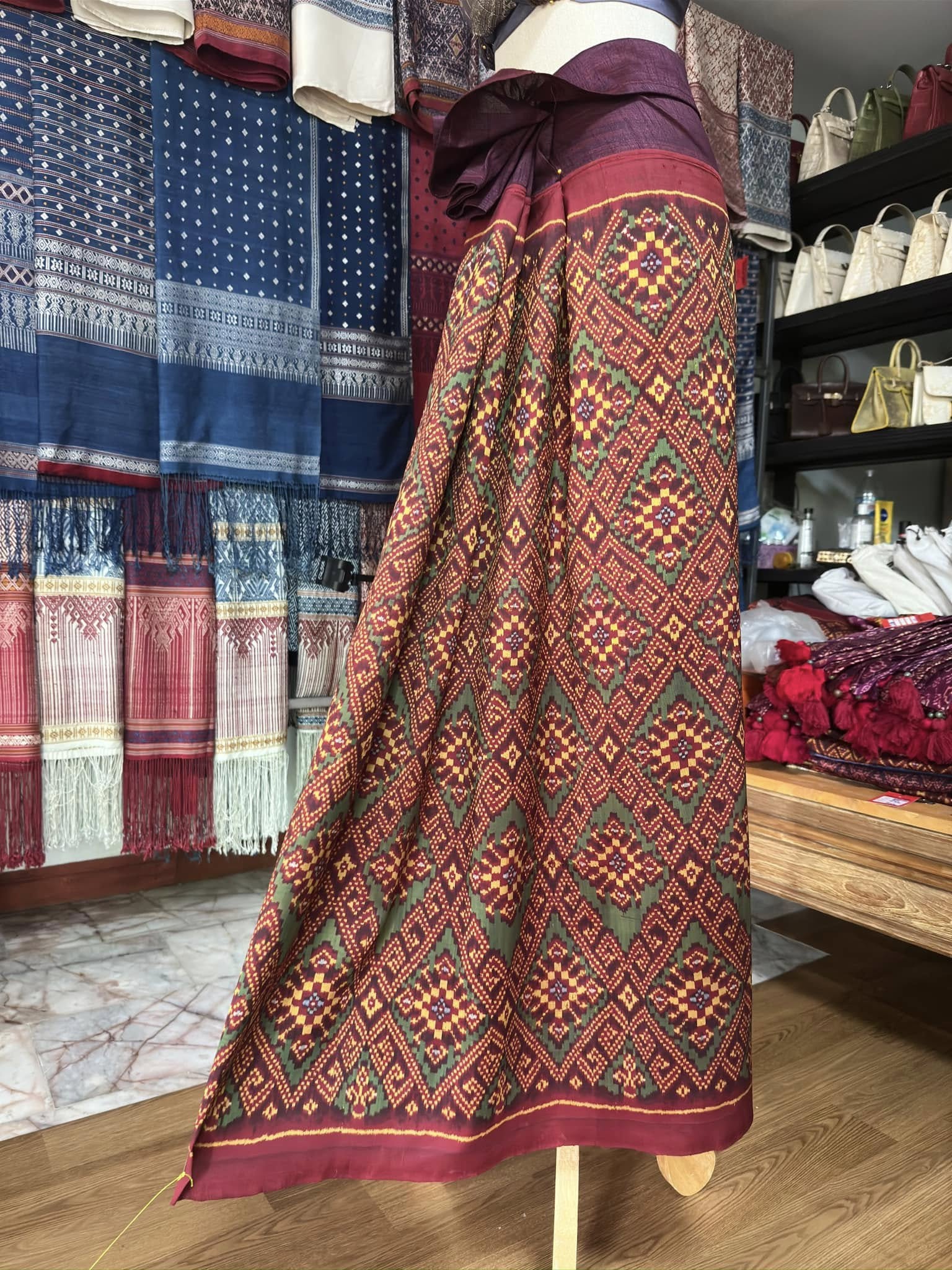 ซิ่น พระตะบอง ผ้าจามทอสามตะกอ ขนาด 115x165ซม พื้นสีม่วงแดง รหัส N9-SIL-AJ5