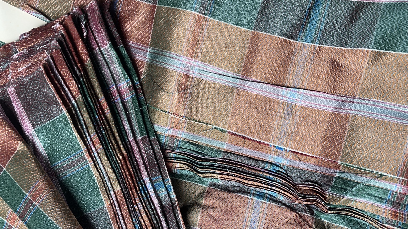 ผ้าไหมโสร่ง ไหมแท้ ยกดอกลูกแก้ว สีเขียวสลับคละสี ขายตามความยาวเมตร รหัส R1B-76-P4294