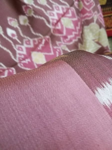 ซิ่น มัดหมี่ 3ตะกอ สีธรรมชาติ ขนาด 1x2เมตร ลายดอกบัว พื้นสีชมพู รหัส M3P-NY0209662