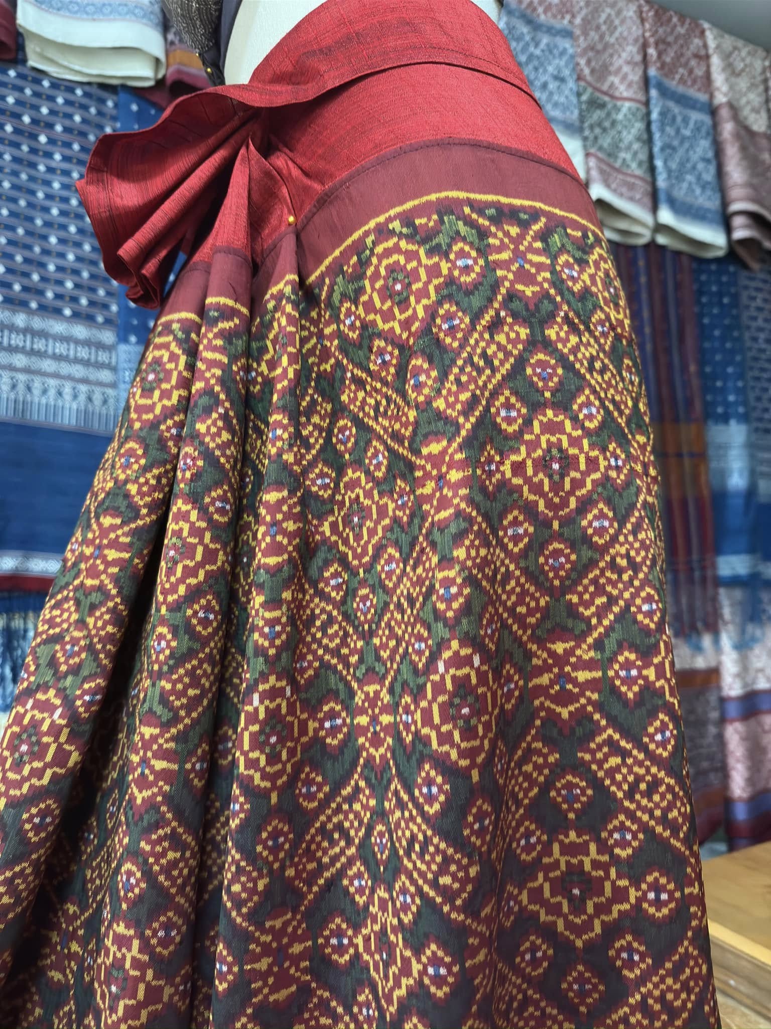 ซิ่น พระตะบอง ผ้าจามทอสามตะกอ ขนาด 118x170ซม พื้นสีแดง รหัส N9-SIL-AJ12