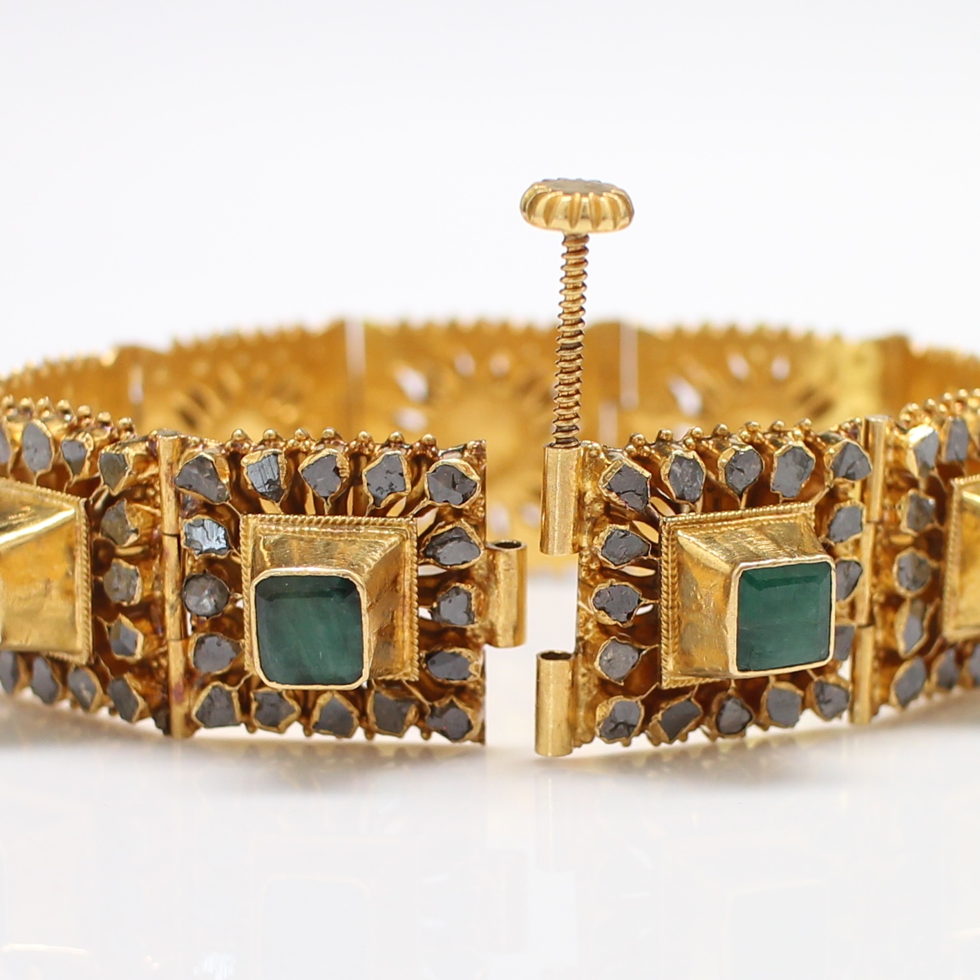 BL25040 สร้อยข้อมือเพชรซีกยอดมรกต ทองแท้ 90% นน.รวม 61.2 กรัม ยาว 17.5 ซม. งานเก่า สวยสภาพดีมาก