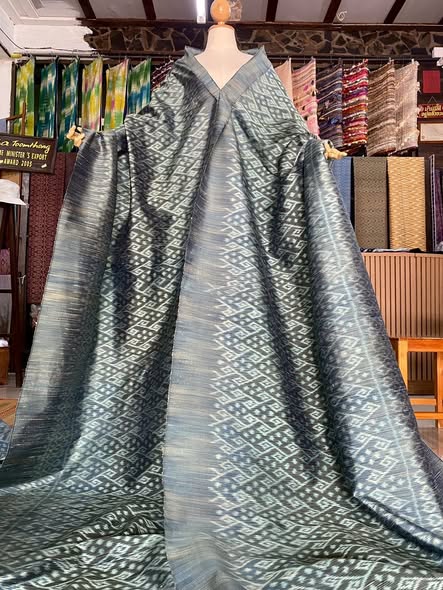 ผ้าไหมลายพิเศษ มัดหมี่ประยุกต์ ไหมแท้ สีฟ้าอมเทา-ครามเข้ม เลือกตามขนาด รหัส MMFZ-116-1113683