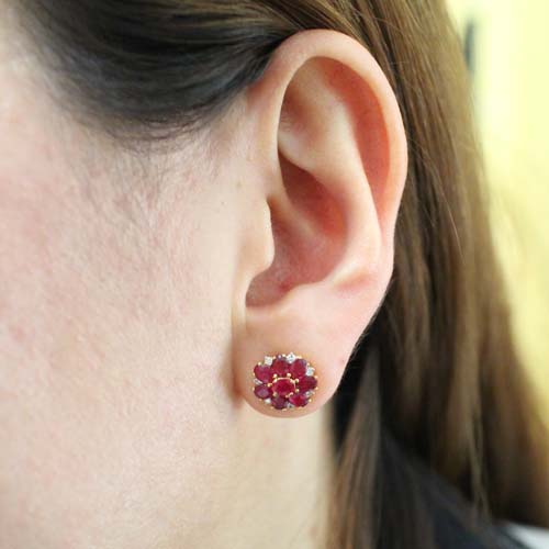 ER25056 ต่างหูทับทิมกระจุกฝังเพชร เพชรแท้ 14 เม็ด 0.20 กะรัต ทองแท้ 18k นน.รวม 3.8 กรัม