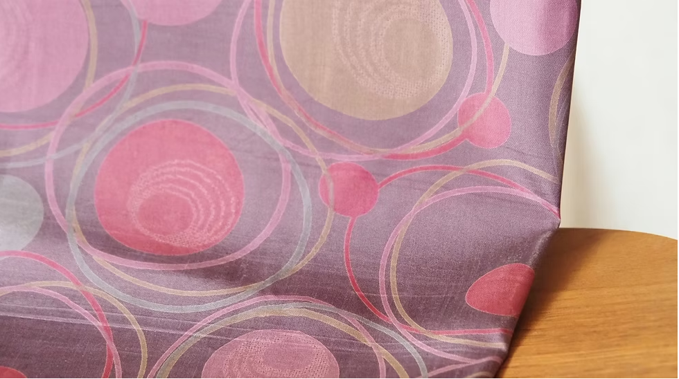 ผ้าไหมพิมพ์ลาย 2เส้น เนื้อเรียบ (ราคาต่อหลา) พื้นสีชมพูกะปิ รหัส A4-CT-103500