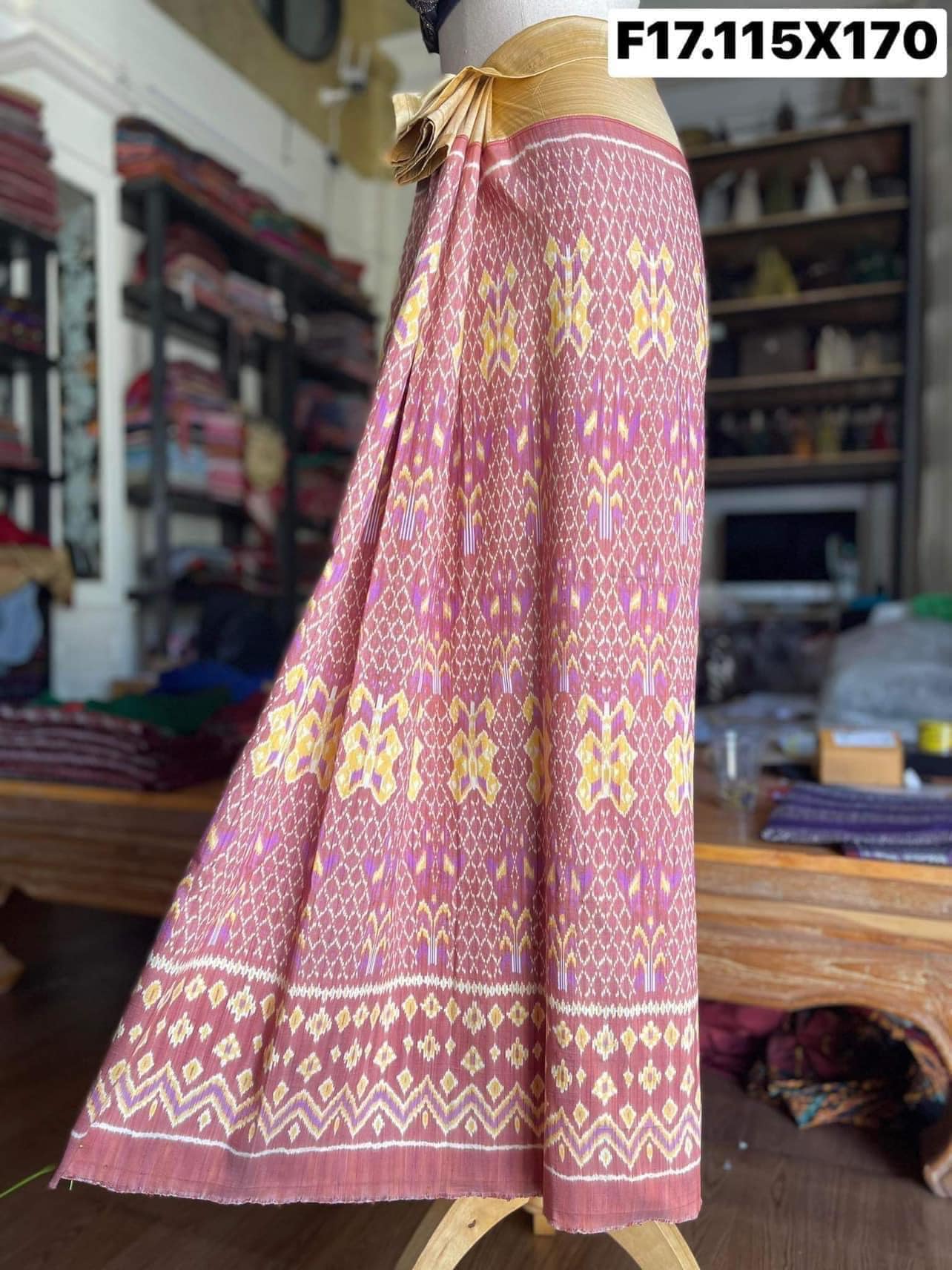 ซิ่น พระตะบอง ไหมบ้านสาวมือ ย้อมสีธรรมชาติ ขนาด 115x170ซม สีชมพู รหัส N9-SIL-F17