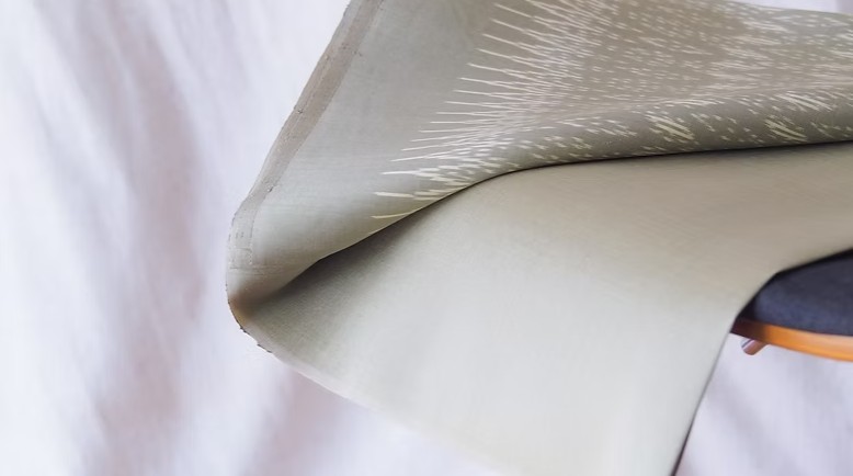 (ผ้าชุด) ผ้าไหมมัดหมี่ไหมแท้ (ผ้าลาย2หลา+สีพื้น2หลา) ลายนาคโคมเจ็ด พื้นสีเขียวนวลเทา รหัส M2B-CT-102578