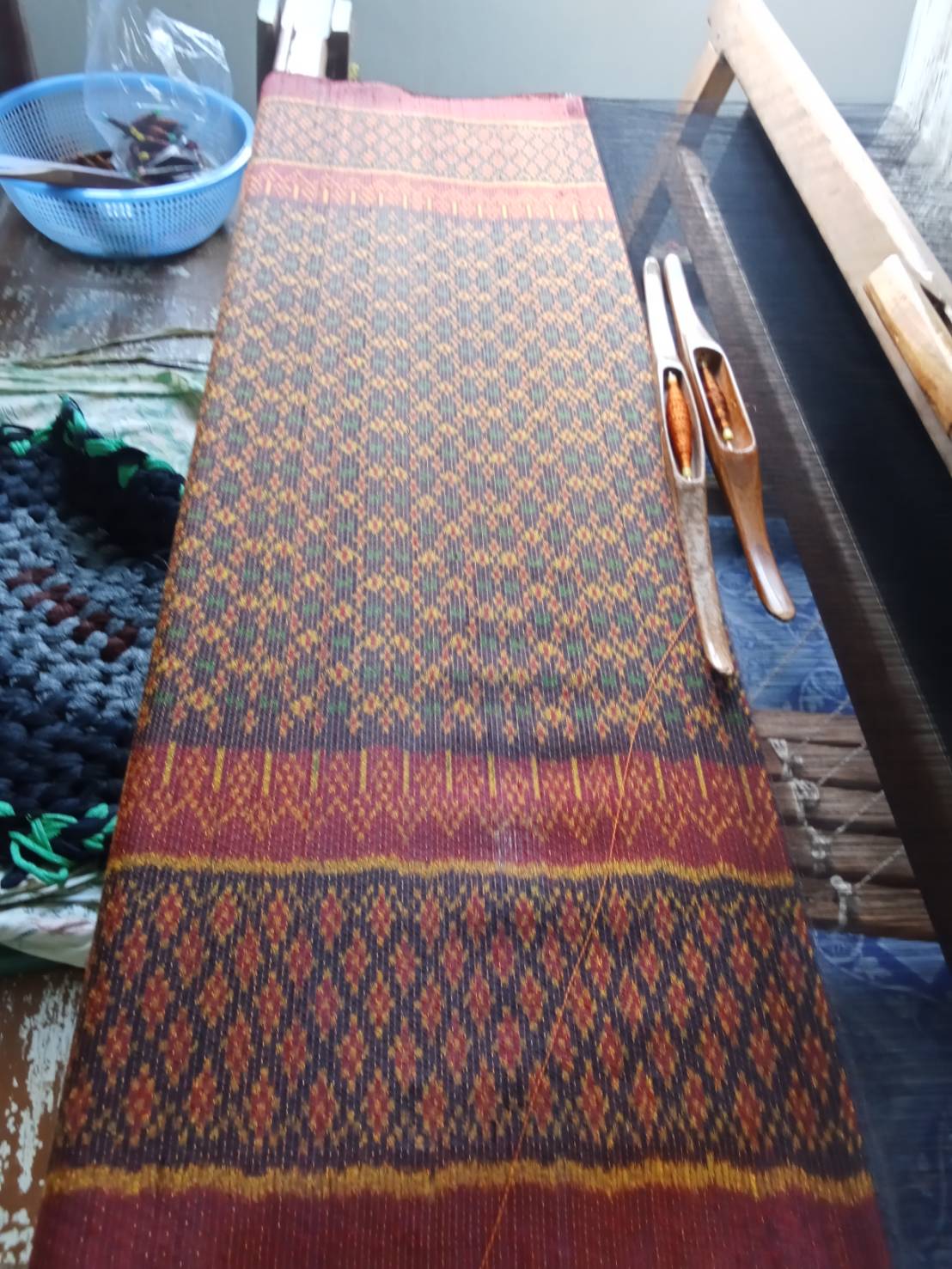 ผ้าไหมมัดหมี่ยกดอก 5ตะกอ ไหมบ้าน มีหน้านาง ชายครุย ขนาด 1x2เมตร สีดำแดง ลายโกนกะเอ็ด จากกี่บ้านคุณยายฐิสดา