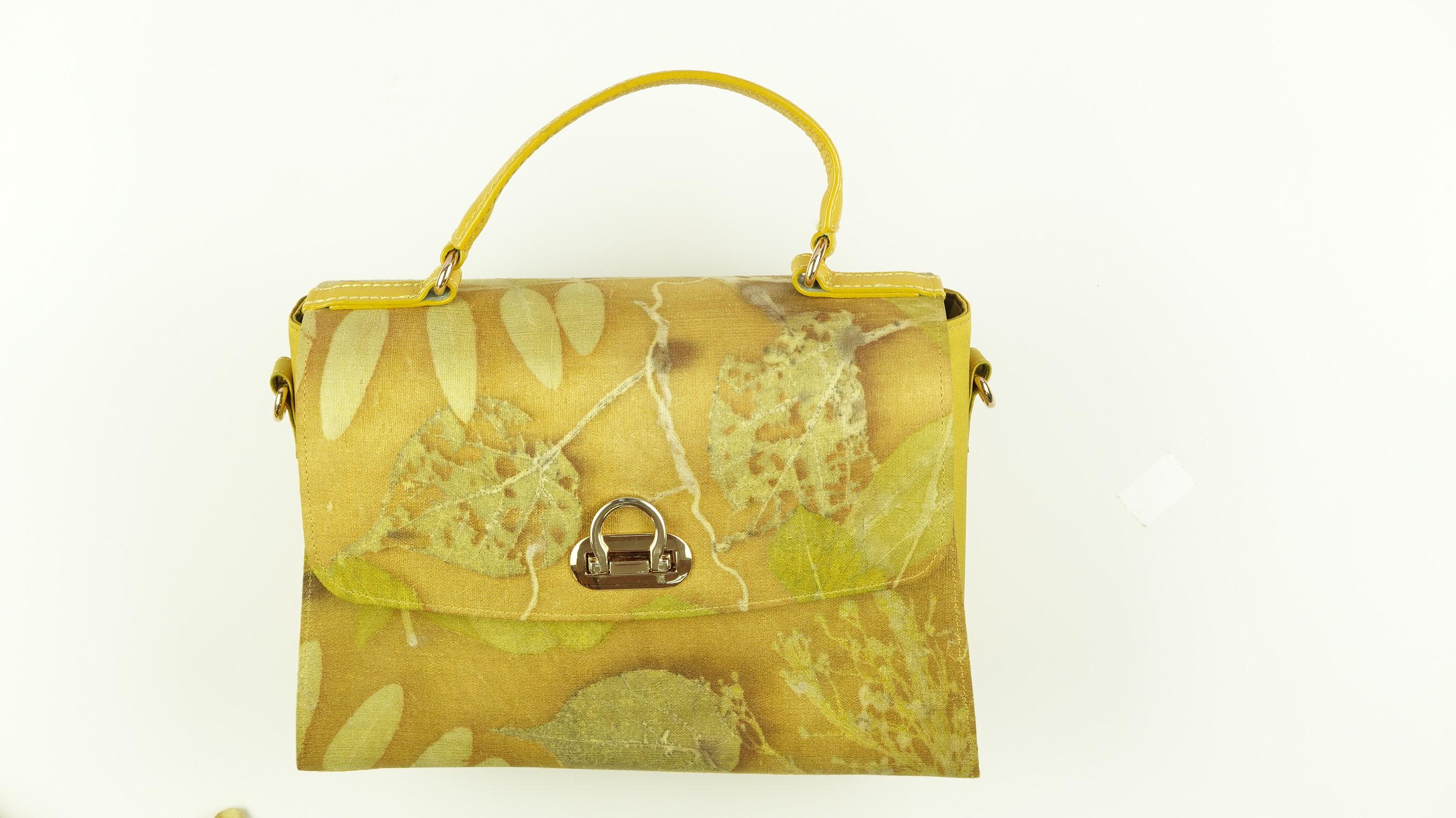 กระเป๋าถือ ผ้าไหม ไหมแท้ 100% ขนาด 9x10นิ้ว ลายใบไม้ สีเหลือง ทรงที่1 รหัส GLC-77-0917674