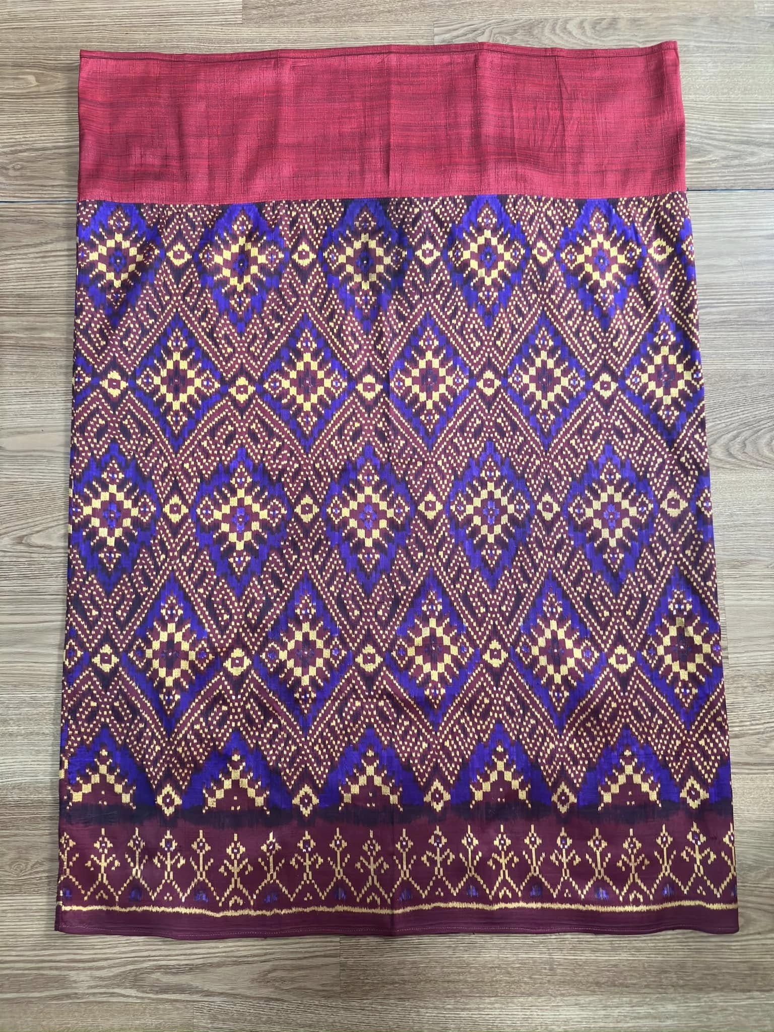 ซิ่น พระตะบอง ผ้าจามทอสามตะกอ ขนาด 105x150ซม สีแดง รหัส N9-SIL-AJ7