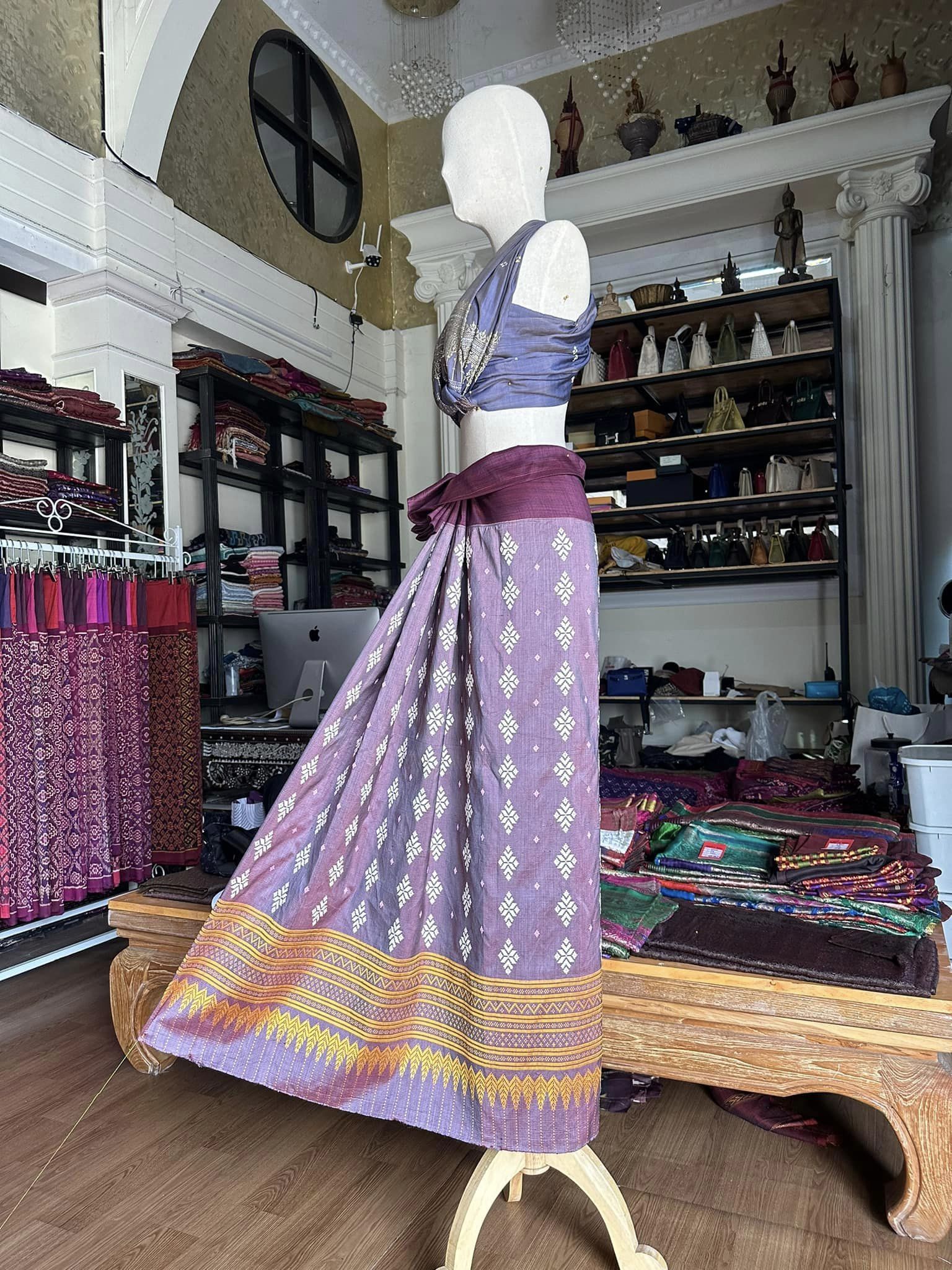 ซิ่น ผ้าซิ่นอัญญานาง ไหมบ้านทอมือ สีธรรมชาติ ขนาด 120x200ซม ลายบัวสวรรค์ พื้นสีม่วงเปลือกมังคุด รหัส N9-SIL0531661