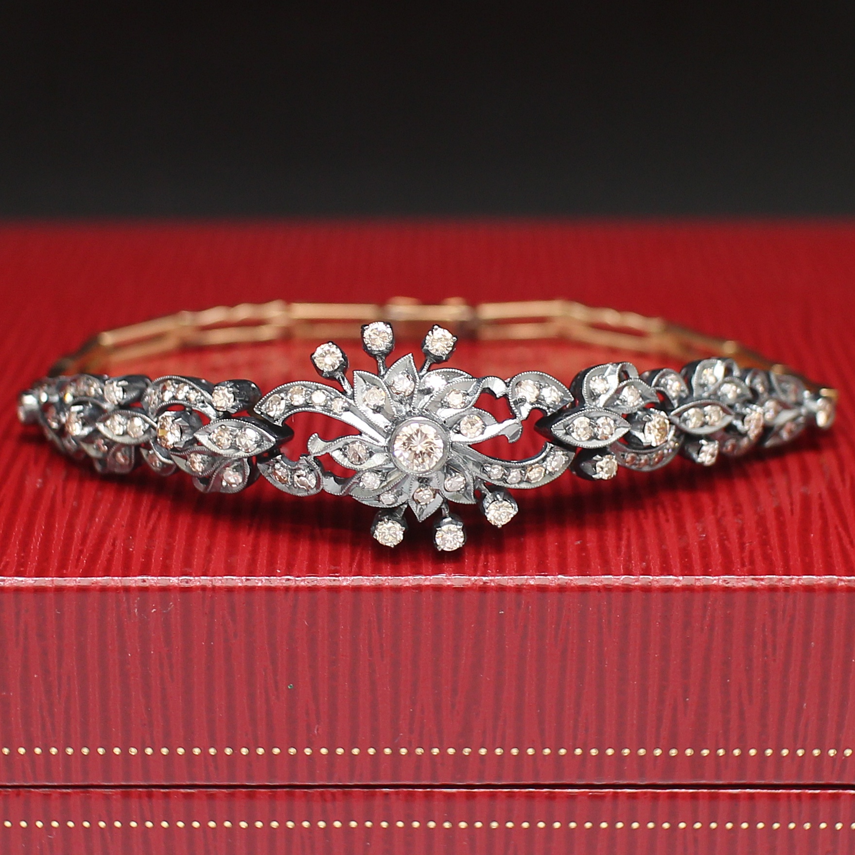 BL25271 สร้อยข้อมือเพชรงานเก่า เม็ดกลาง 0.20 กะรัต และ 12 เม็ด 0.50 กะรัต เพชรกุหลาบ 1.10 กะรัต เพชรรวม 1.80 กะรัต งานk2สี นน.รวม 16 กรัม ยาว 19 ซม.