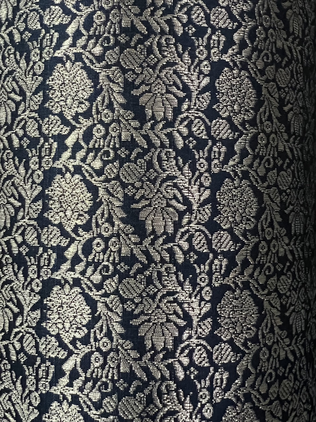 (ผ้าชุด)ผ้าไหมยกดอกลำพูน เกาะเชิงดิ้นเงิน ขนาด 1.02x4.26เมตร ลายกุหลาบพันปี พื้นสีกรม รหัส N90-29-0815681