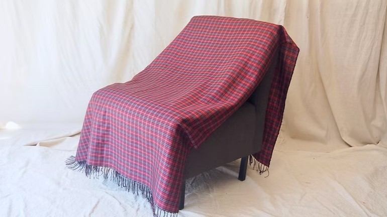 ผ้าคลุมไหล่ผ้าไหม ผืนใหญ่ มีชายครุย ขนาด 100x200ซม. สีแดง รหัส ZYH-CT-103041