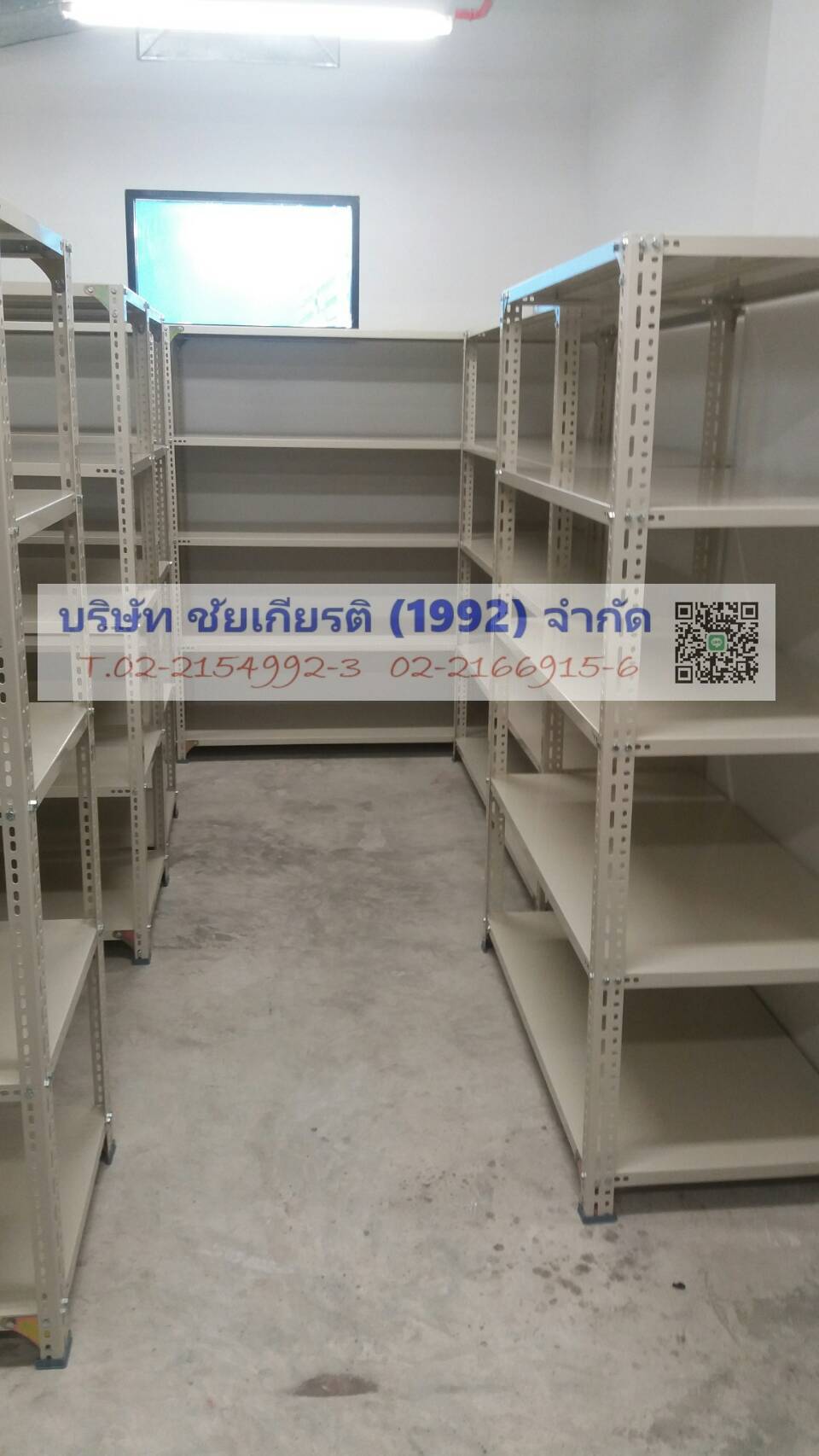 ชั้นเหล็กฉากเสาใหญ่วางของพื้นปูแผ่นเหล็ก