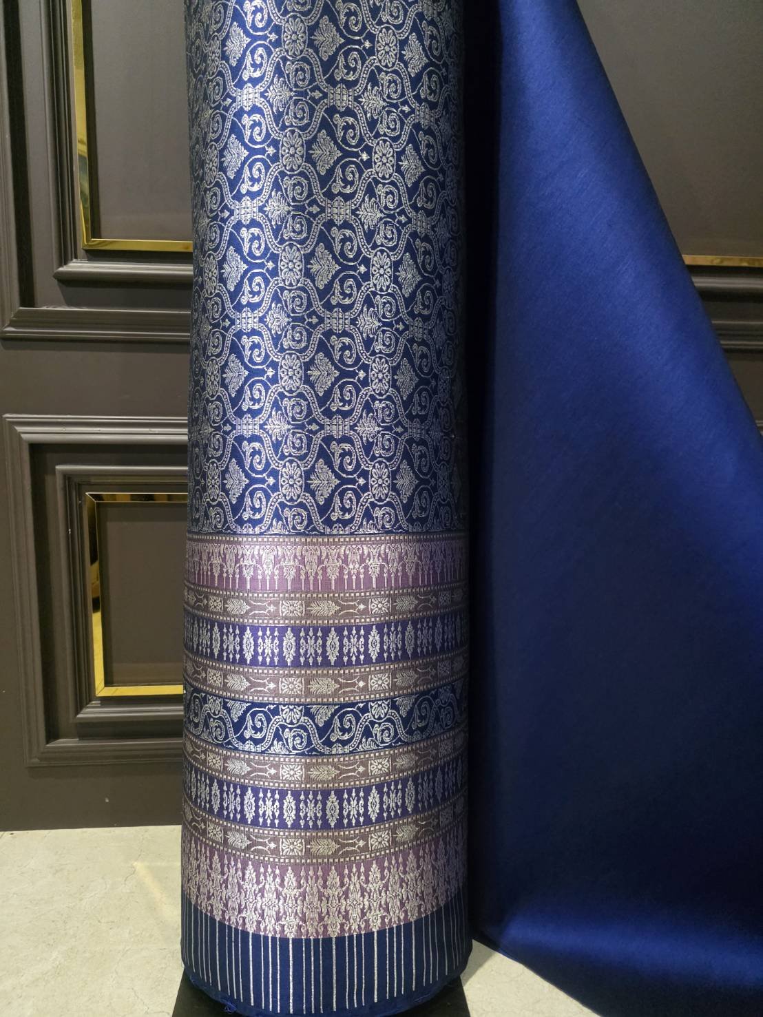 (ผ้าชุด)ผ้าไหมยกดอกลำพูน เกาะเชิงดิ้นเงิน ขนาด 1.02x4.26เมตร ลายนารายณ์ทรงสุบรรณ พื้นสีกรม รหัส N90-29-R0002