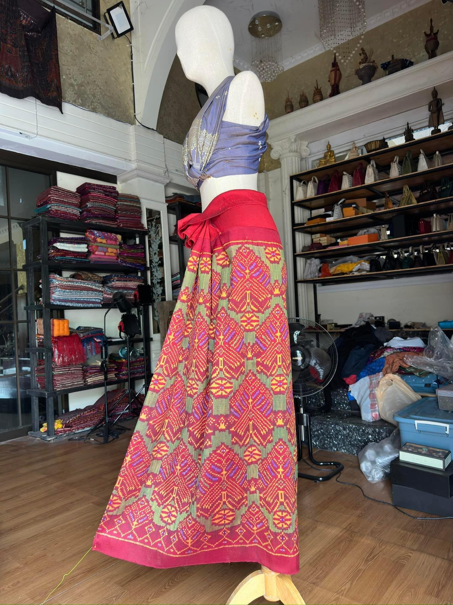 ซิ่น ไหมมัดหมี่รุ่นพิเศษ งานทอ 3ตะกอ ขนาด 116x150ซม สีม่วง รหัส N9-SIL-JA8