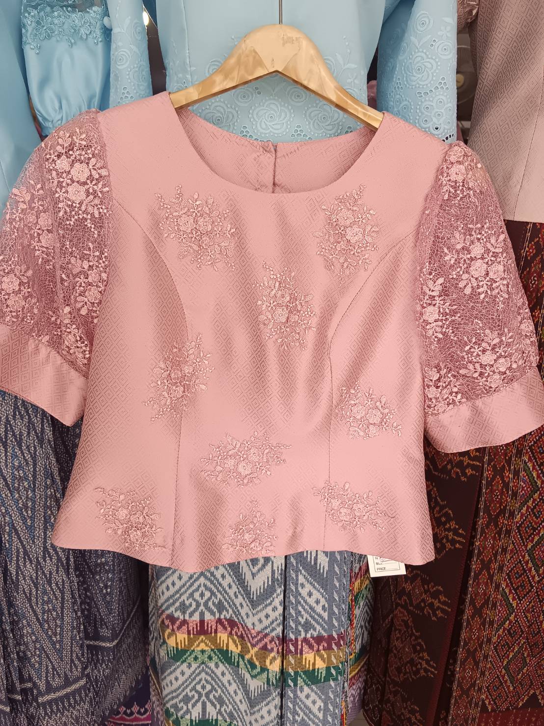เสื้อสตรีแต่งลายลูกไม้ เนื้อยกดอก ไหมแท้ 100% | เลือกไซส์ | เลือกสีได้ รหัส WD-PTS