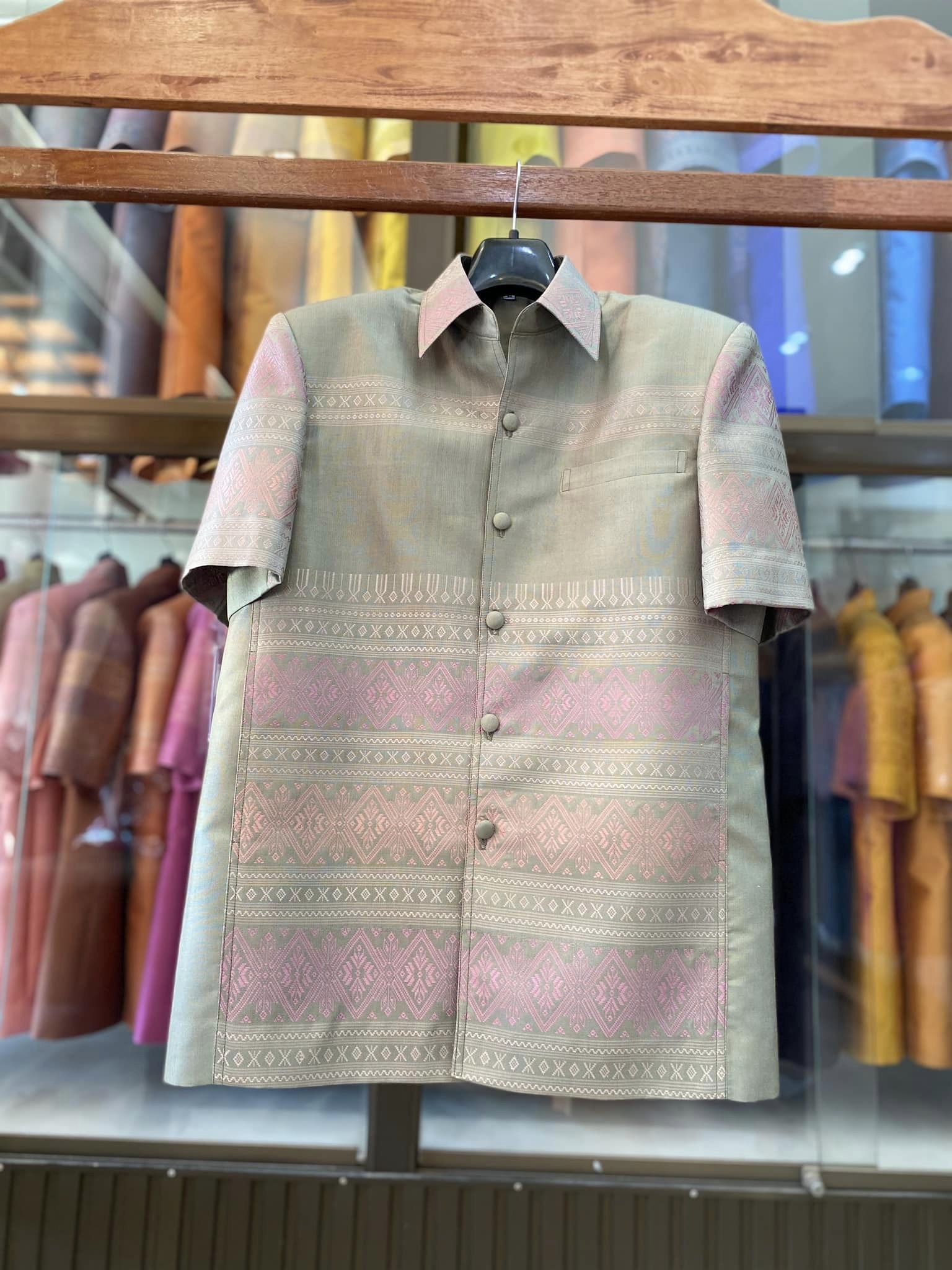 เสื้อสูทไหมแพรวา แขนสั้น พื้นสีเขียวเทาอ่อน ไซส์ M รหัส DR-BM-121566094416