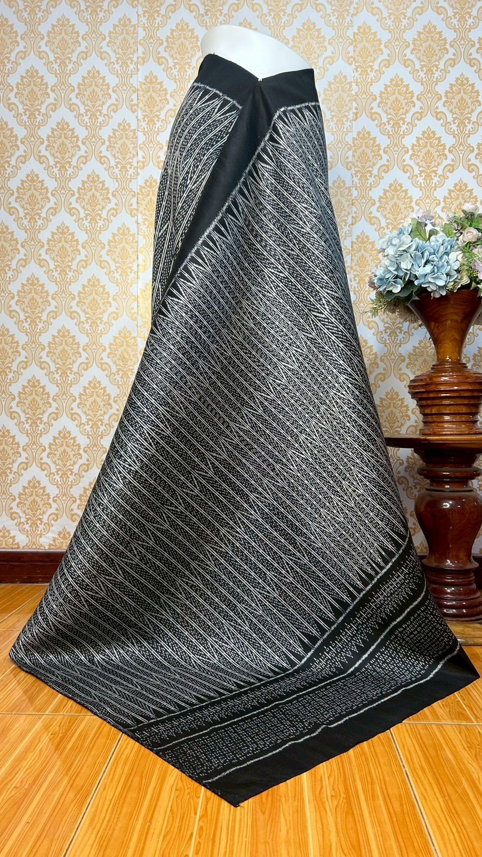 ซิ่น ผ้าไหมมัดหมี่ 3ตะกอ ขนาด 1x2เมตร ลายโฮล พื้นสีดำ รหัส R2Q-KN-1115683