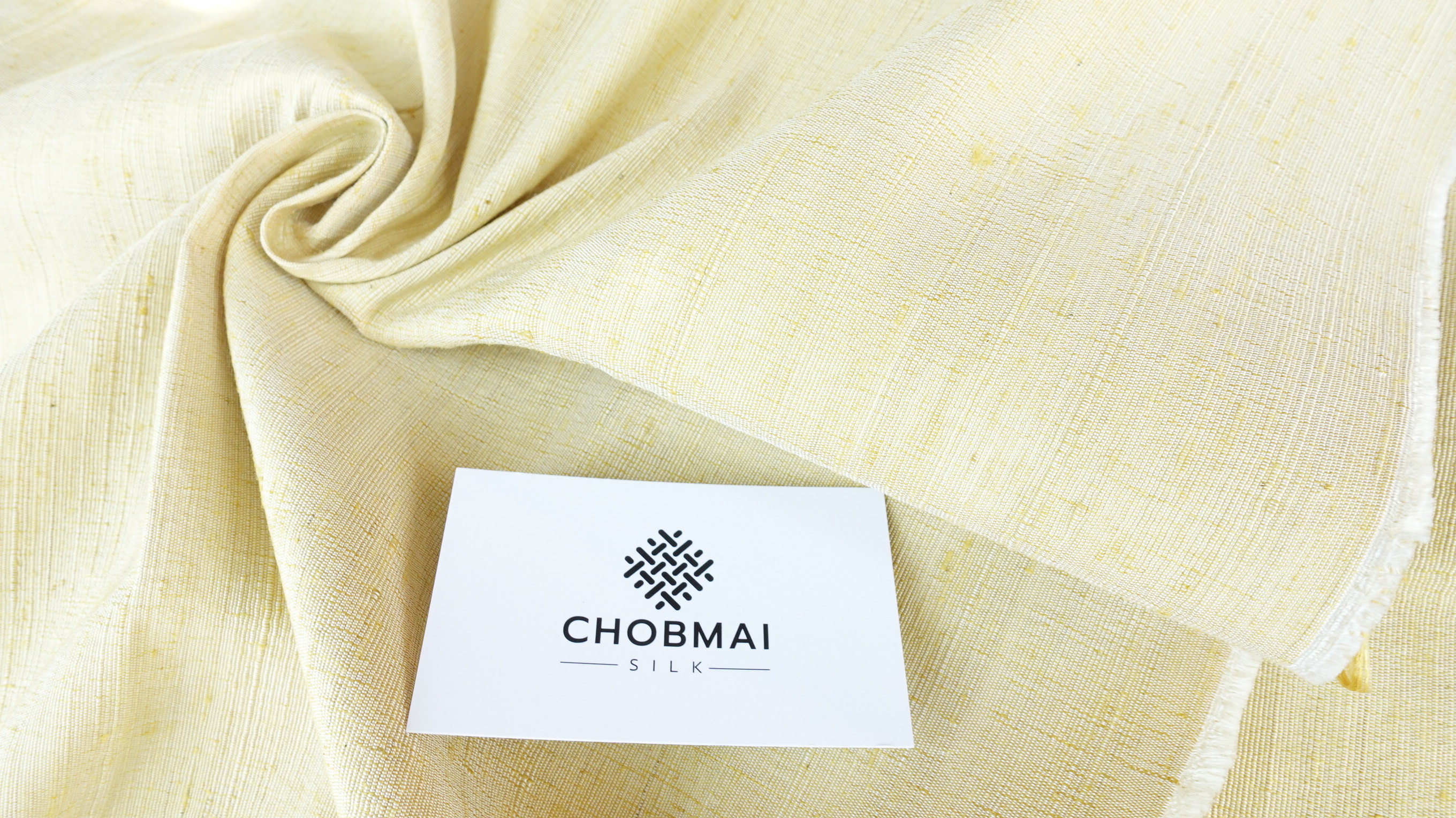 ผ้าไหมสีพื้น ไหมลืบเนื้อหยาบหนา ไหมแท้มีขี้ไหม สีธรรมชาติ สีเหลืองอ่อน (ราคาต่อเมตร) รหัส D-76-P4474