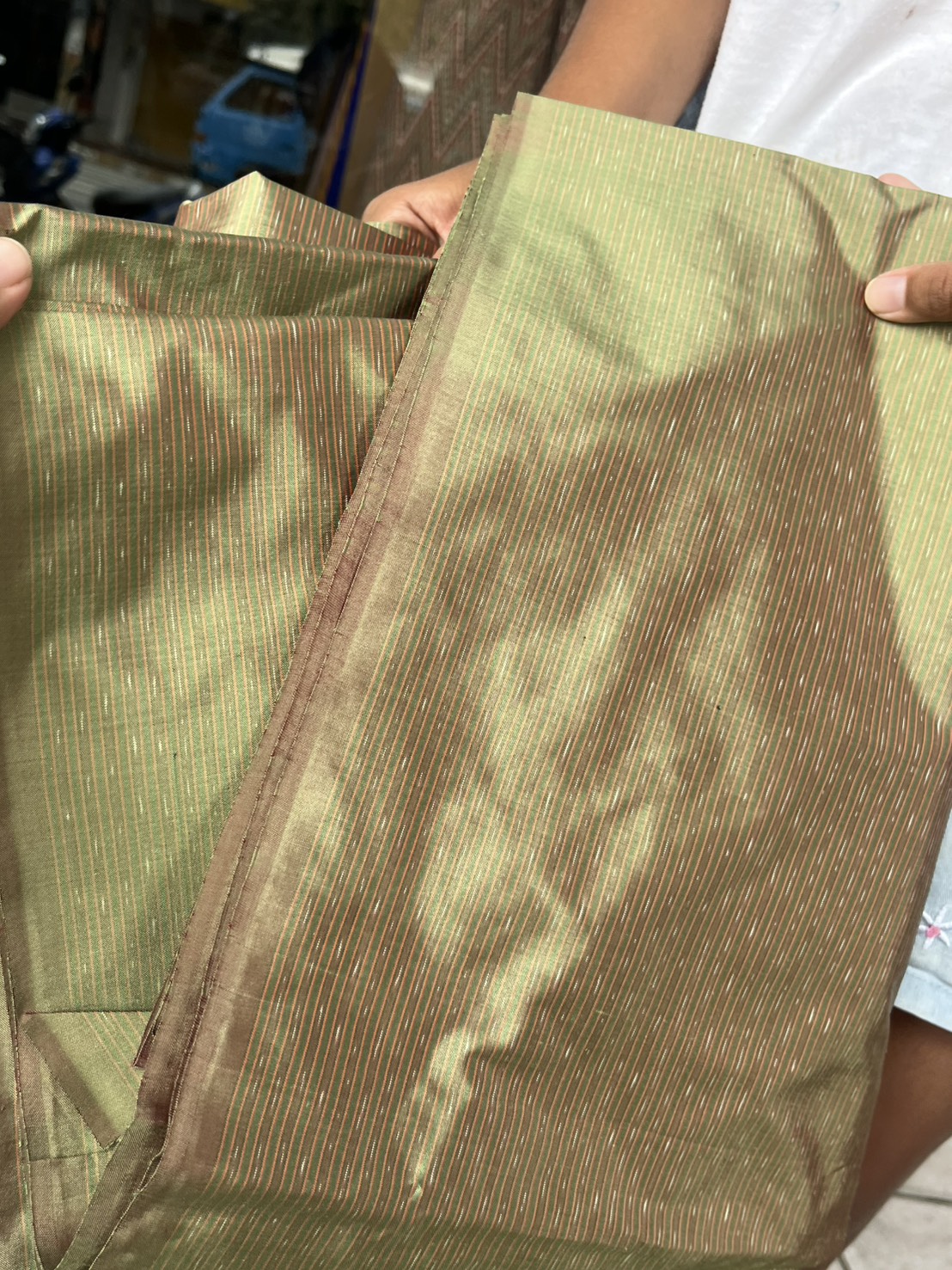 ผ้าไหมมัดหมี่ ไหมแท้ ลายอัมปรม สีเขียวเหลือบน้ำตาลทอง ตัดขายเป็นเมตร รหัส CISP-NY-102368