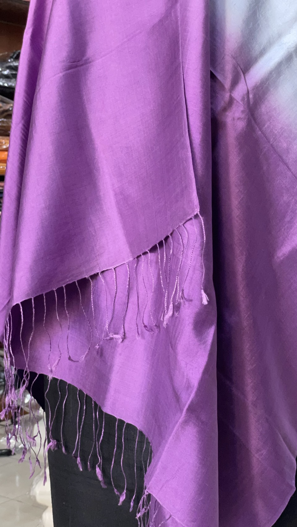 ผ้าคลุมไหล่ผ้าไหม สไลด์สี เนื้อเรียบ ขนาด 60x200ซม. สีเทา-สีม่วง รหัส ZYE-AA-1114681