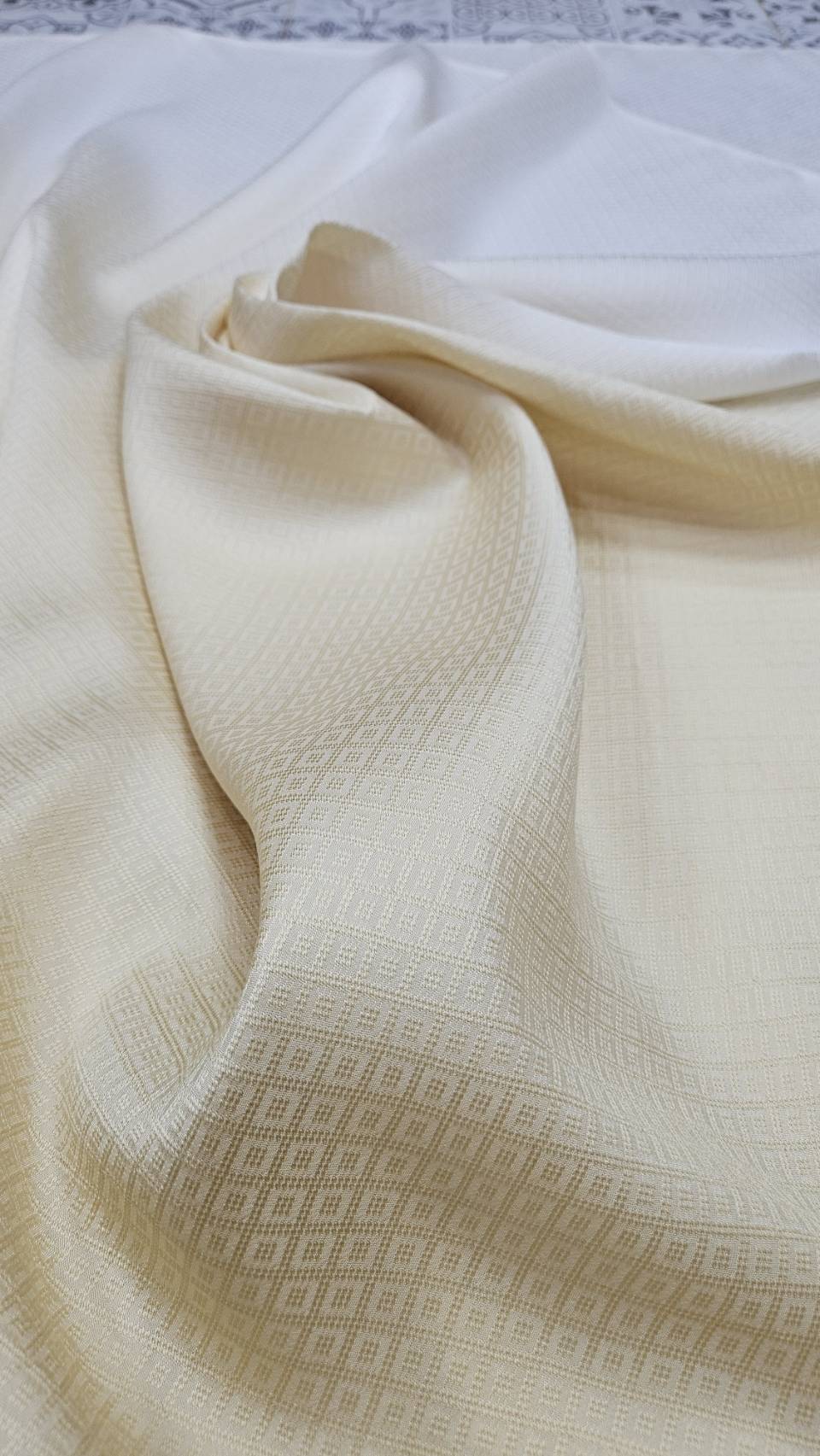 ผ้าไหมย้อมสไลด์สี ยกดอกลูกแก้ว สีครีมขาว-สีครีมงาช้าง เลือกขนาด รหัส BT-TT-1015681