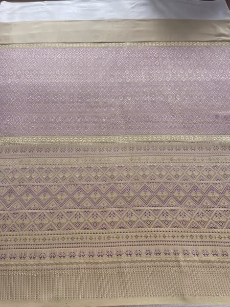 ซิ่นตีนจก ผ้าไหมทั้งผืน (ยืนไหม พุ่งไหม จกไหม) ลายดอกรักแร่ โทนสีชมพูเชิงเหลืองทอง รหัส N9-105-0520682224