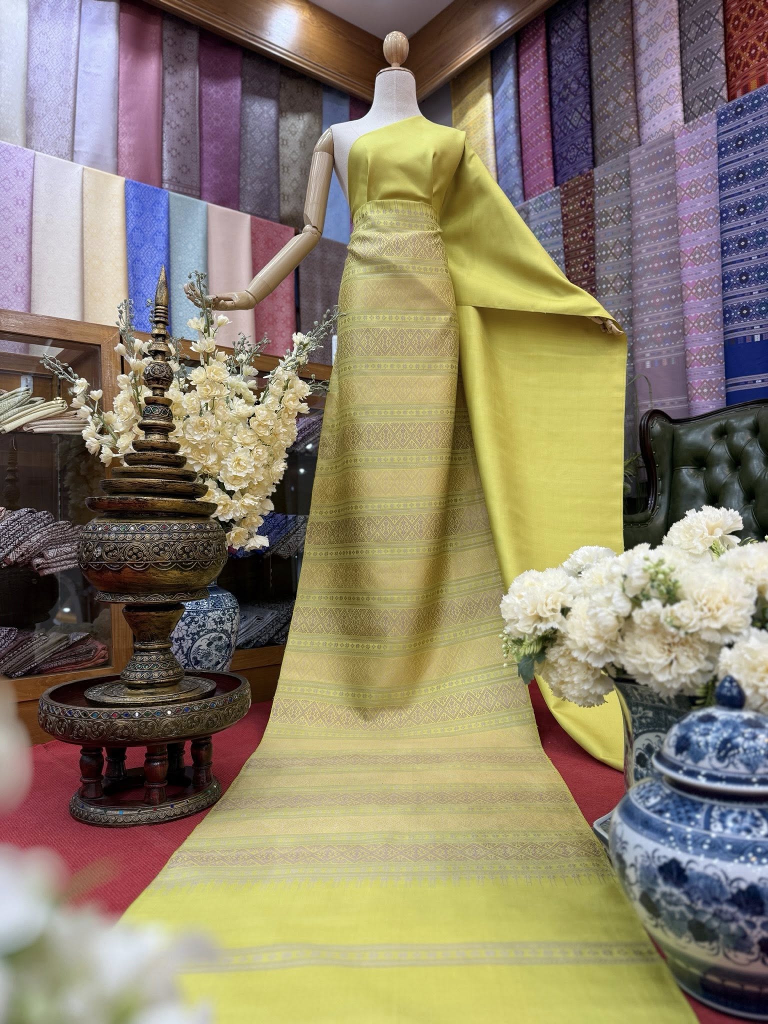 (ผ้าชุด)ไหมแพรวา ตัดชุดลายล่วงสามสี ขนาด 63x500ซม. (ลาย 2.3เมตร+สีพื้น 2.7เมตร) พื้นสีเหลืองอมเขียว รหัส P10-BM-0905688