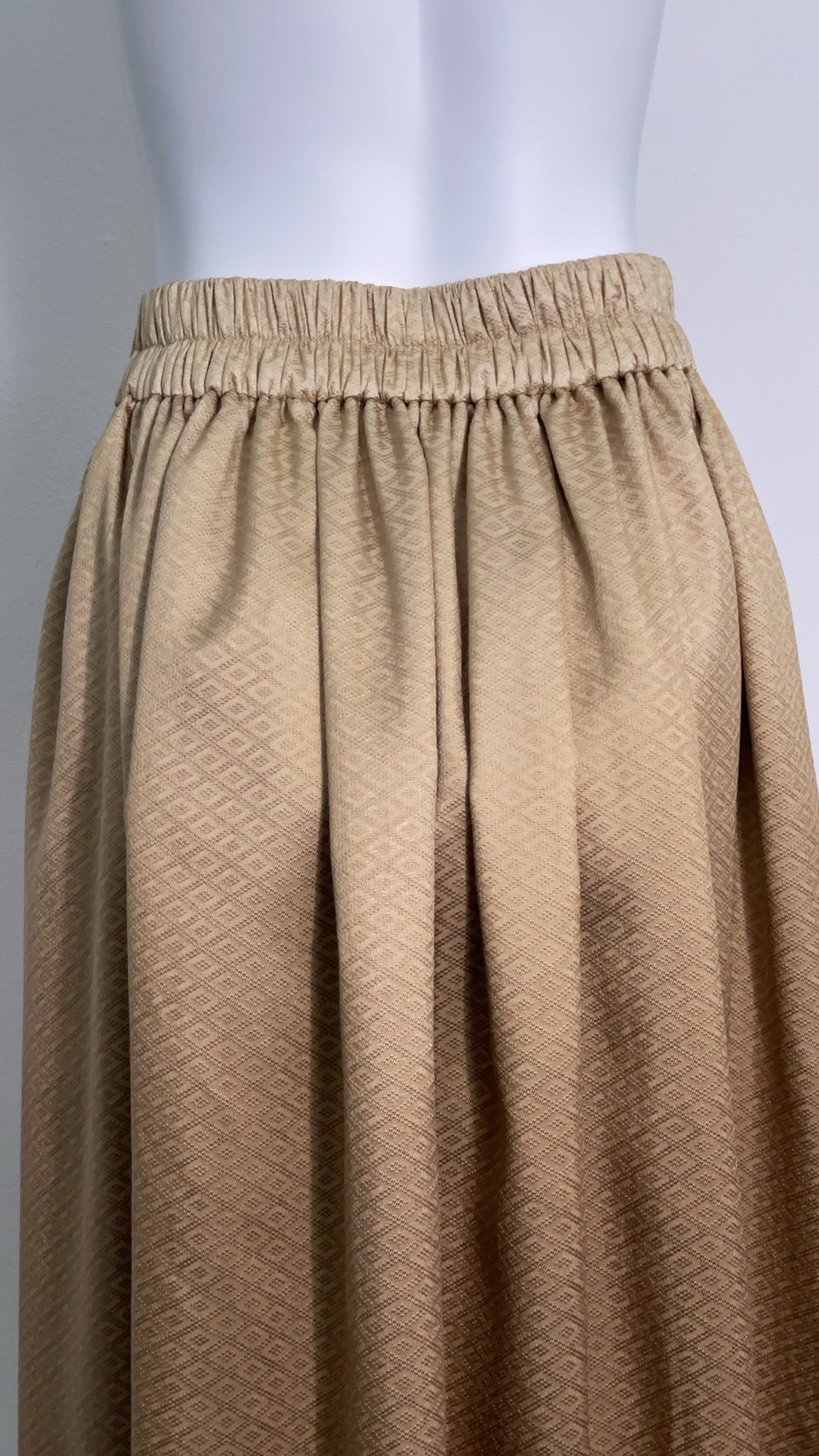 เสื้อแขนกุดยกดอกสีครีม+กระโปรงจับจีบพลีสเนื้อยกดอก | ตัดเย็บตามรูปร่าง | เลือกผ้า ส่งไซส์ได้