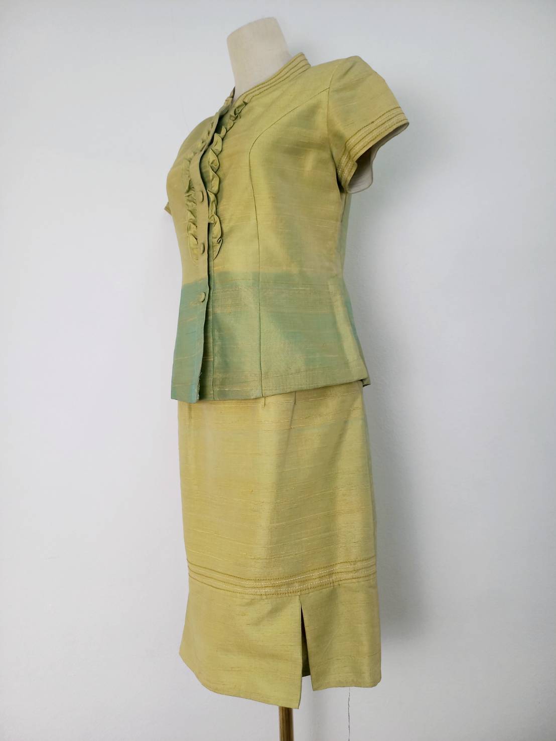 ชุดผ้าไหมตัดสำเร็จ เสื้อ+กระโปรง ไซส์L สีเขียว รหัส WR-38-0320681511