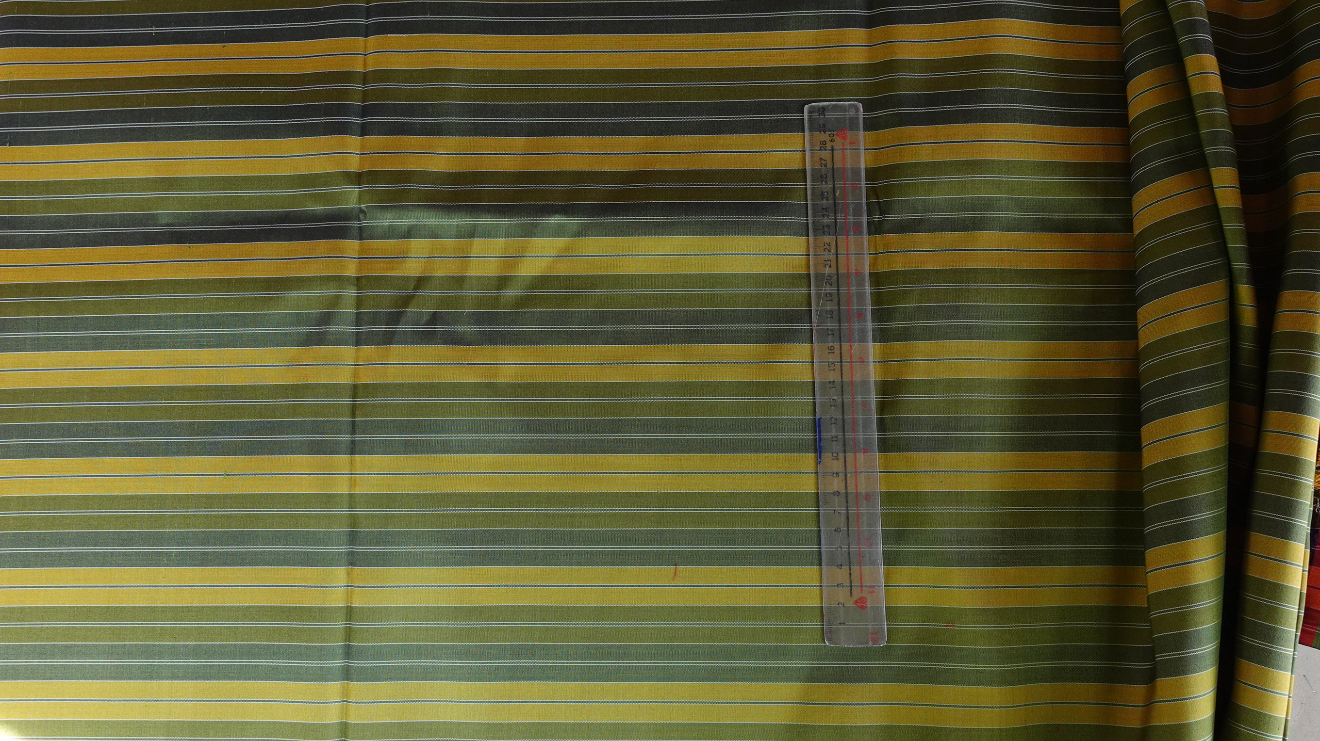 ผ้าไหม ลายริ้ว ไหมแท้ multicolor ลายขาวม้า สีเขียวขี้ม้า (ราคาต่อเมตร) รหัส MC-76-P4586