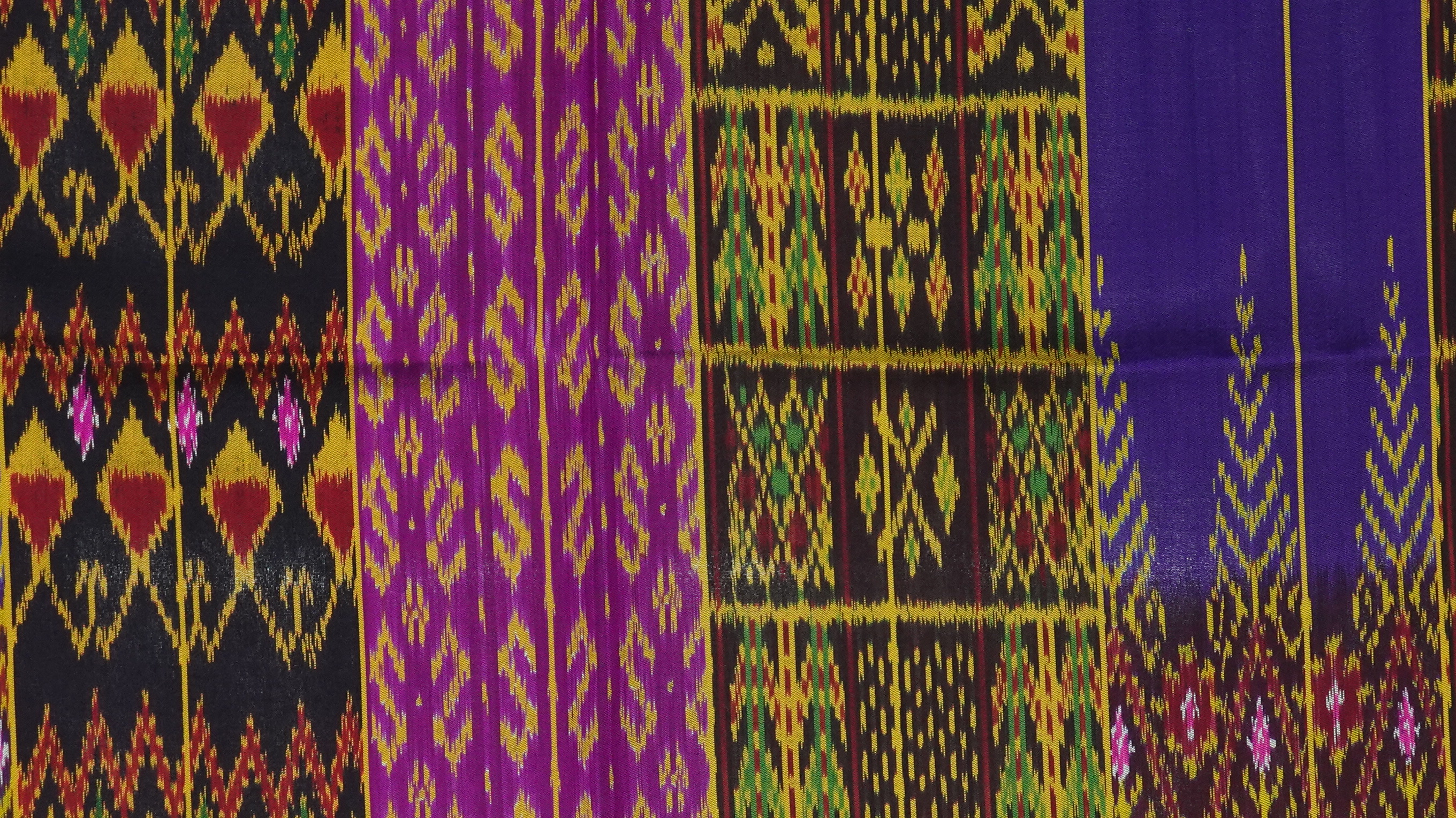 ซิ่น ผ้าไหมมัดหมี่ 3ตะกอ ขนาด 1x2เมตร พื้นคละสีคละลาย ลายน้ำไหล รหัส R2Q-ME-066-12196715