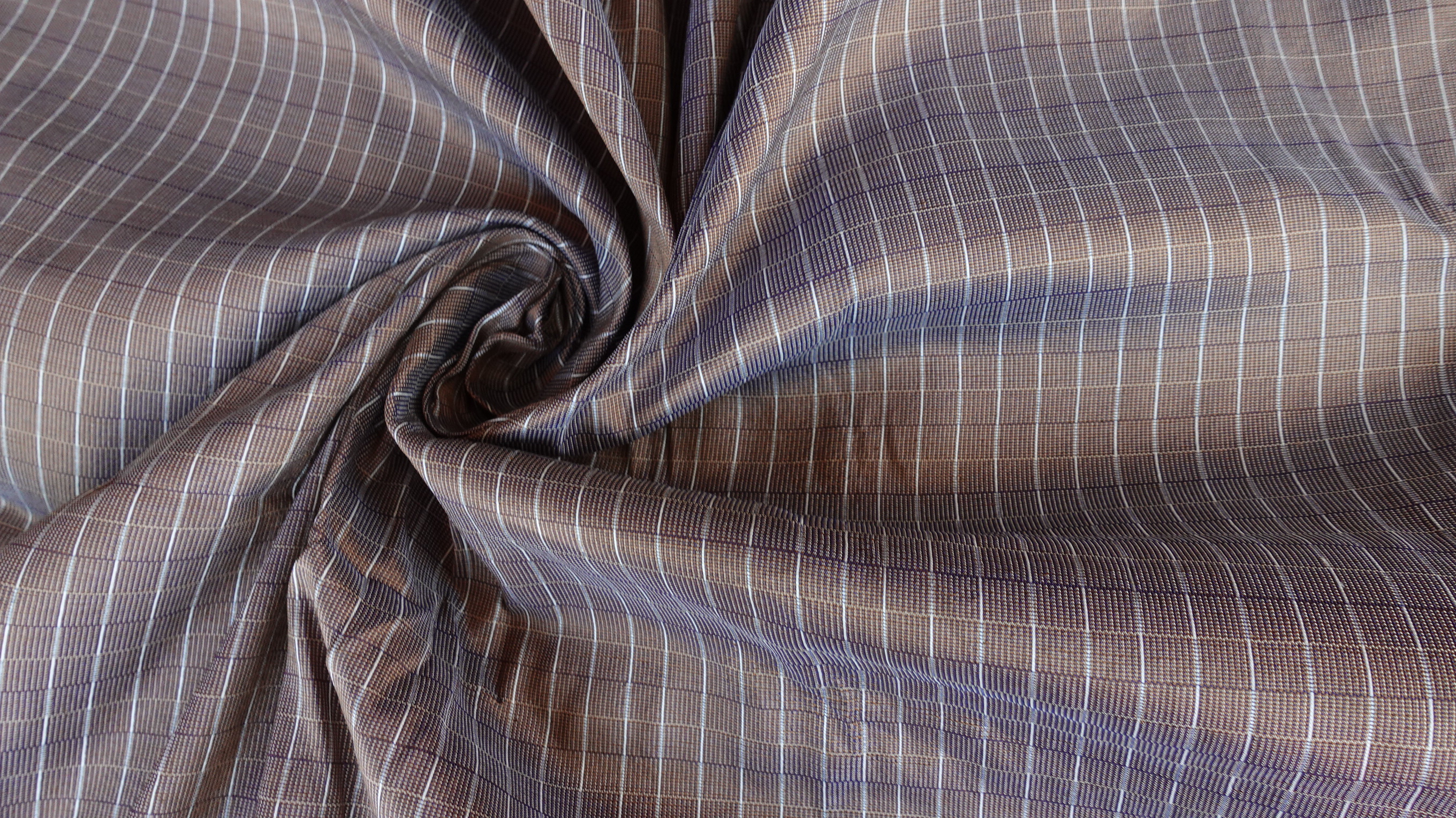 ผ้าไหมลายเกล็ดเต่า ไหมแท้ สีน้ำตาลเปลือกไม้ ตัดขายเป็นเมตร รหัส R1D-76-P3917