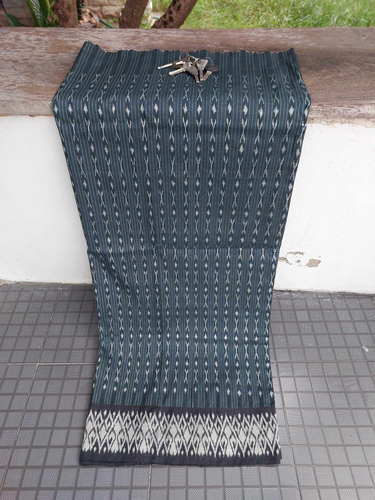 ซิ่นผ้าไหม ต่อตีนตวย(เย็บถุงแล้ว) ไหมแท้ ขนาด 106x174ซม. สีเทาดำ รหัส WN-103-102768