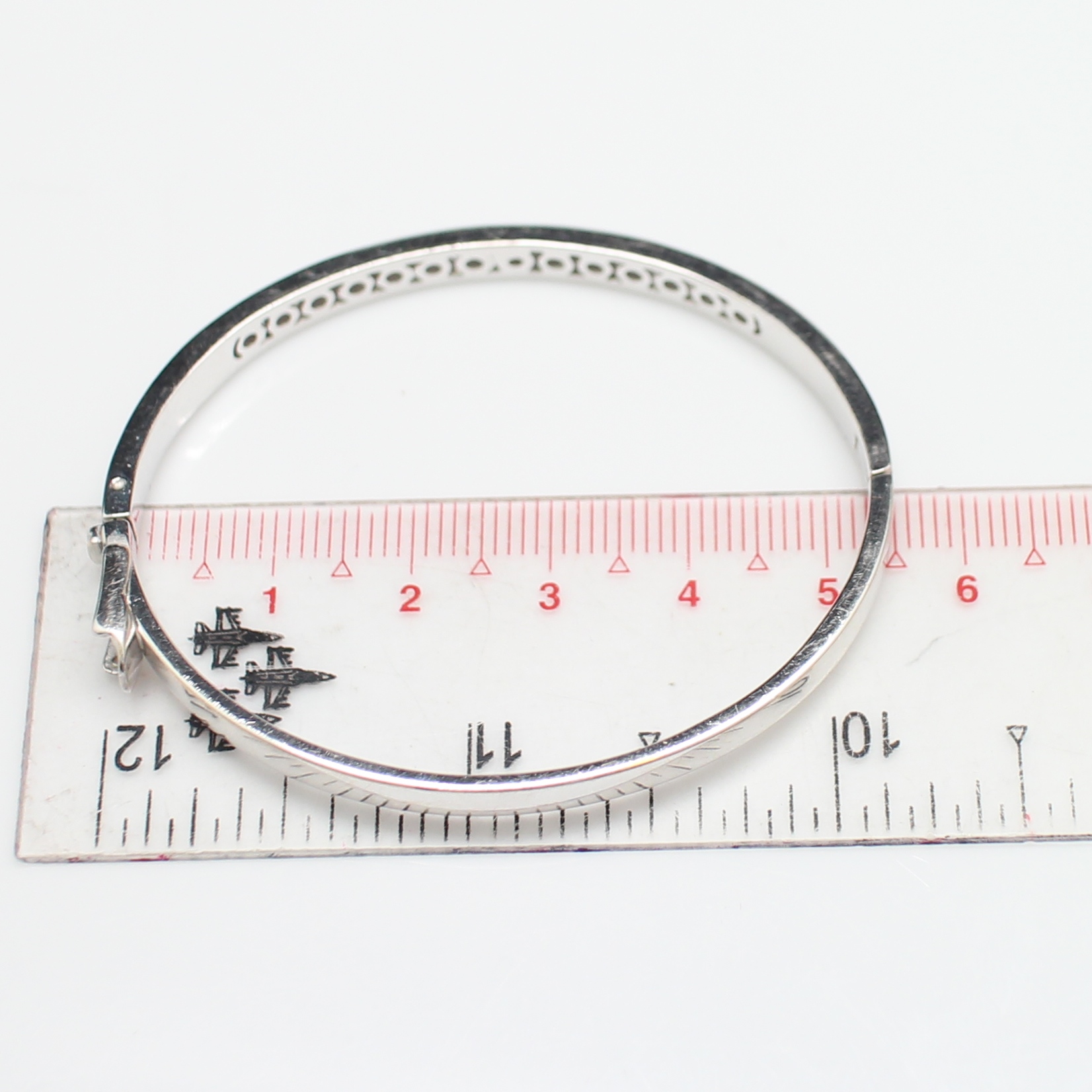 BL25023 กำไลเพชรแถวครึ่งหน้า เพชรแท้ 17 เม็ด 1.19 กะรัต ทองแท้ 18k นน.รวม 18.1 กรัม เส้นผ่านศูนย์กลาง 5.3 ซม.