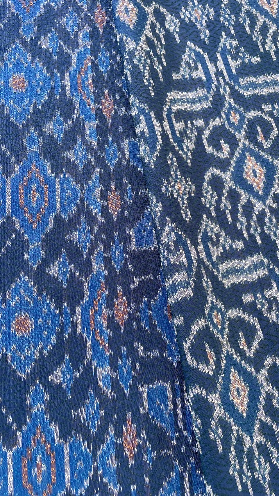 ซิ่น ผ้าไหมมัดหมี่ ทอยกดอกลูกแก้ว 6ตะกอ ขนาด 1x2เมตร มีหน้านางชายครุย พื้นสีน้ำเงิน รหัส L9A-69-09076711