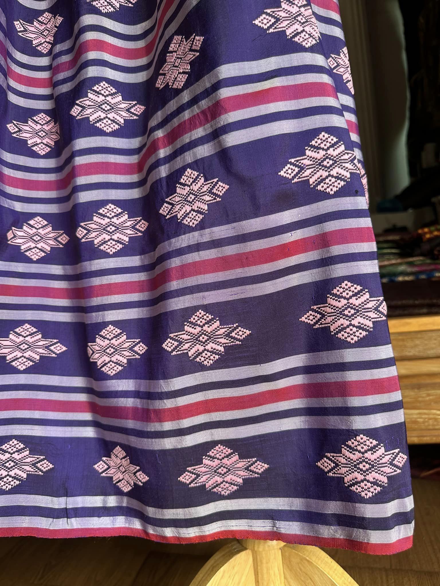 ซิ่น ผ้าซิ่นอัญญานาง ไหมบ้านทอมือ สีธรรมชาติ ขนาด 115x190ซม ลายดอกแก้วจำปาศักดิ์ พื้นสีน้ำเงิน รหัส N9-SIL0531665