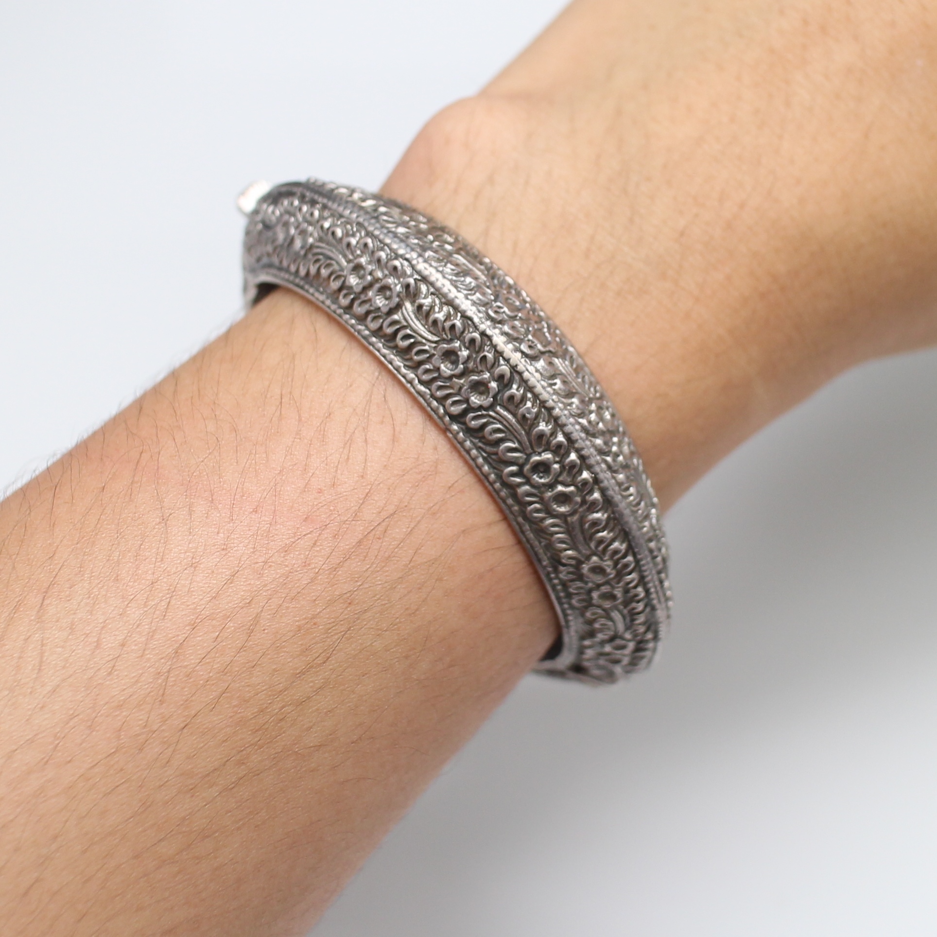 SI0007 กำไลเงินหัวบัวดุลลายดอกไม้ เงินแท้ 92.5% นน. 56.7 กรัม เส้นผ่านศูนย์กลาง 5.4 cm.