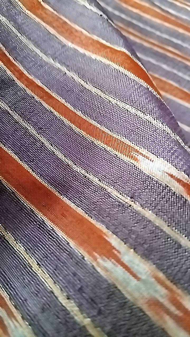 ผ้าไหมมัดหมี่ เนื้อไหมบ้าน ไหมแท้ สีธรรมชาติ ตรานกยูง ลายลูกปู สีม่วงเทาเปลือกมังคุดอ่อน ตัดขายเป็นเมตร รหัส CISP-NY-SKU-39304