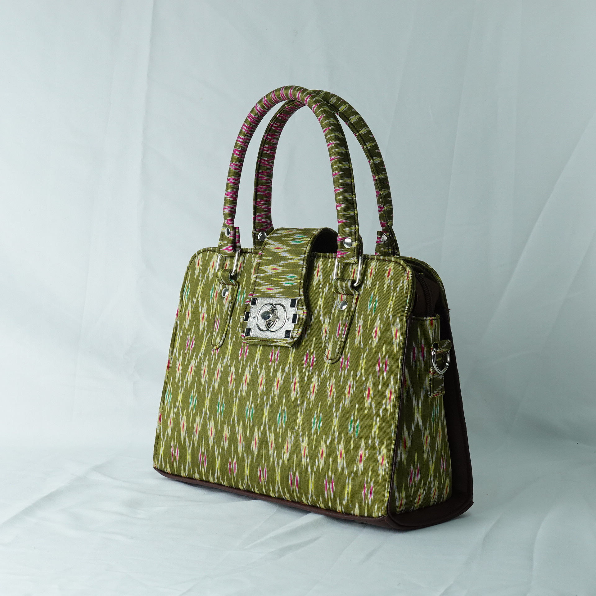 กระเป๋าถือผ้าไหม ทรงสี่เหลี่ยม ขนาด 10.5x28x20ซม. ความสูงหูจับ 34 ซม. ลายขออุ้มหน่วย สีเขียว รหัส GLA-TT-0603689