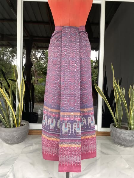 ซิ่น ผ้าไหมมัดหมี่ ยกดอกลูกแก้ว 6ตะกอ ขนาด1x2เมตร ลายพระสนมเชิงช้าง พื้นสีม่วง รหัส L9A-KN-0624683