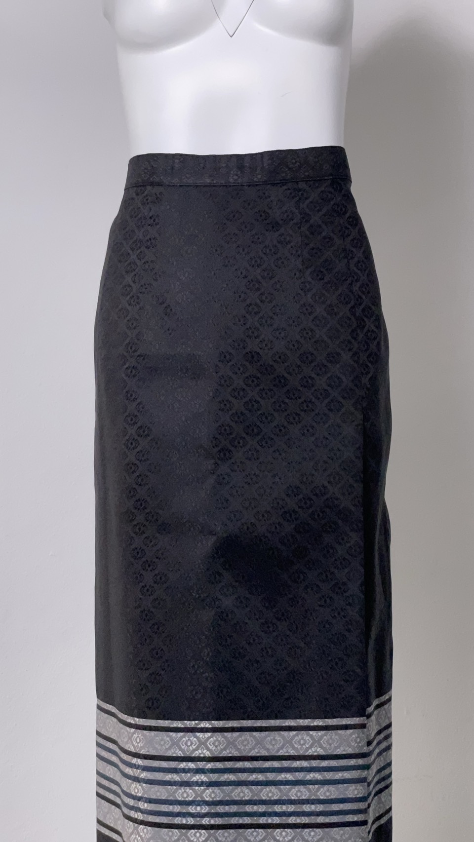 ผ้าถุงป้าย แบบตะขอ แก้ไซส์ได้ ยกดอกมีเชิง สีดำ เอว 32นิ้ว รหัส WM-ME-11136800