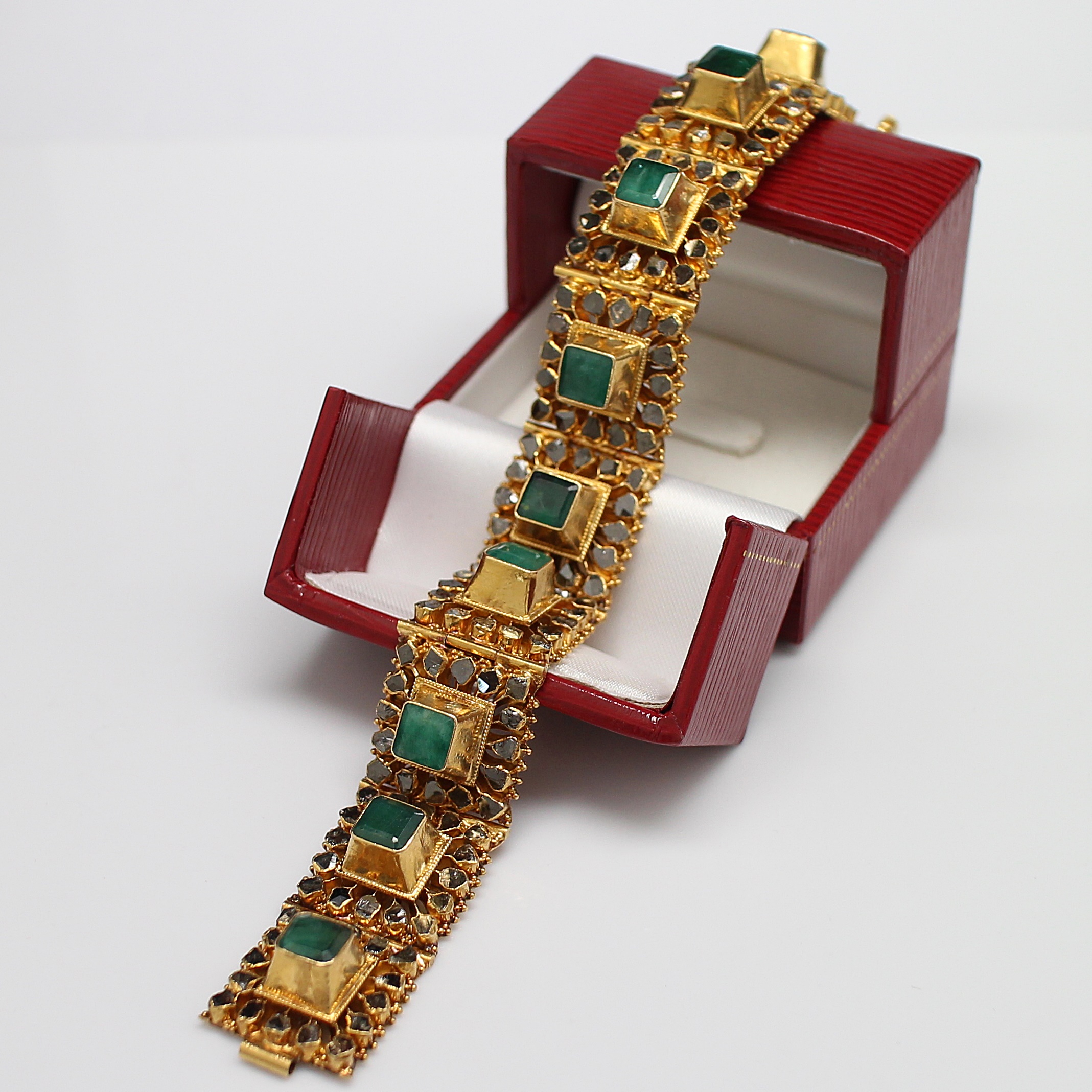 BL25040 สร้อยข้อมือเพชรซีกยอดมรกต ทองแท้ 90% นน.รวม 61.2 กรัม ยาว 17.5 ซม. งานเก่า สวยสภาพดีมาก