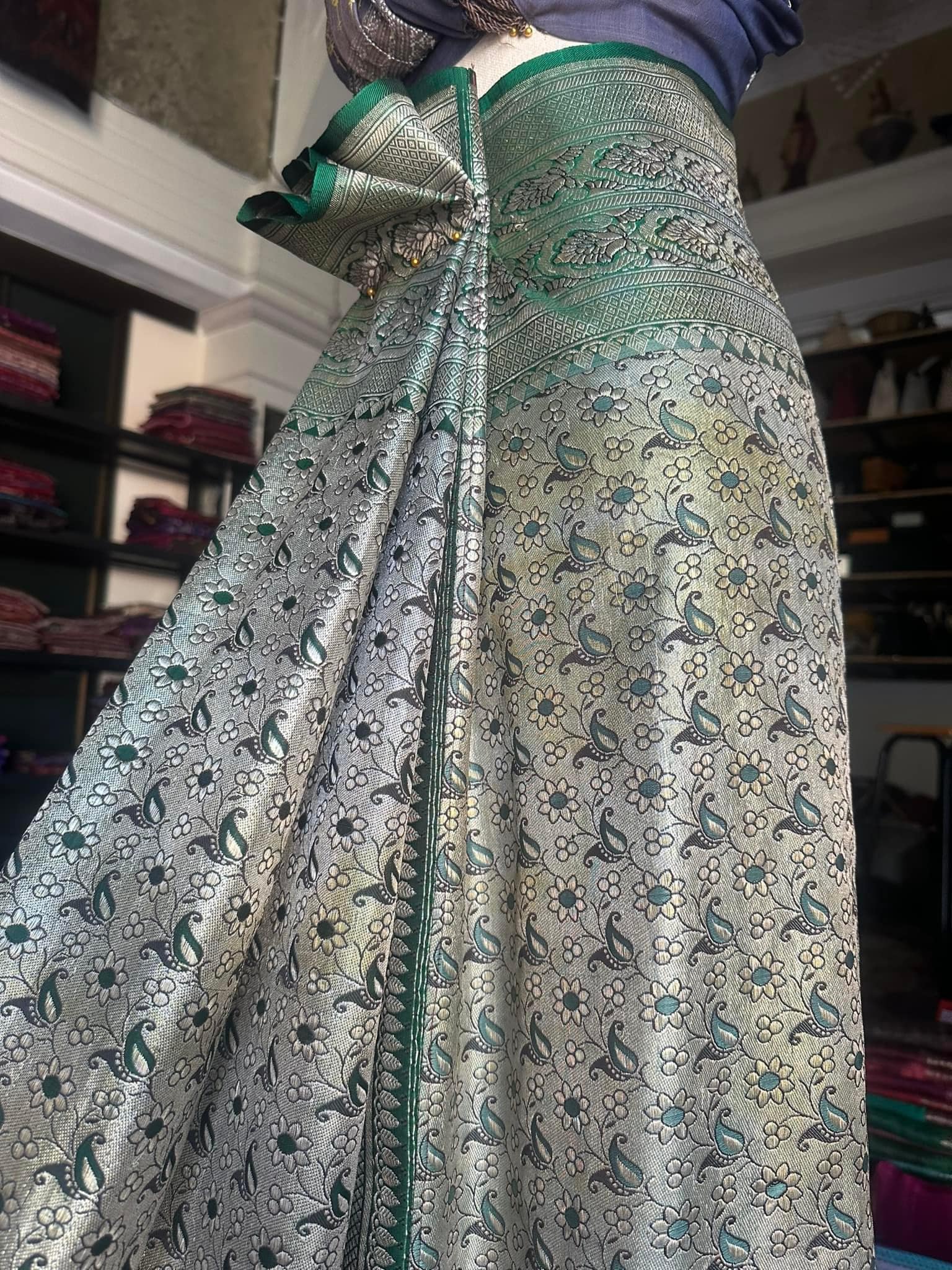 ซิ่น ผ้าปาโตล่ายกเงิน เส้นยืนไหมแท้ ขนาด 113x210ซม มีหน้านาง พื้นสีเขียว รหัส N9-SIL0526661