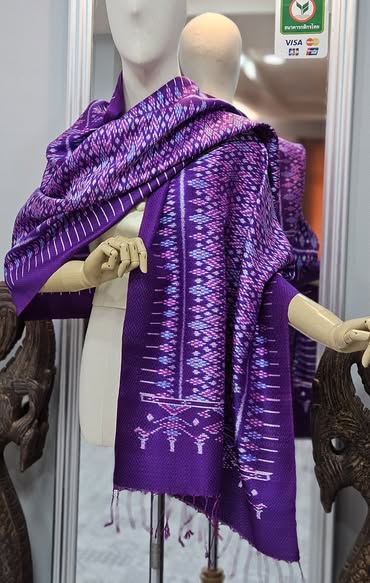 ผ้าคลุมไหล่ ผ้าไหมทอยกดอก 6ตะกอ ขนาด 65x200ซม. ลายดอกกันเกรา มีหน้านางชายครุย โทนสีม่วง รหัส L5A-TT-0723681